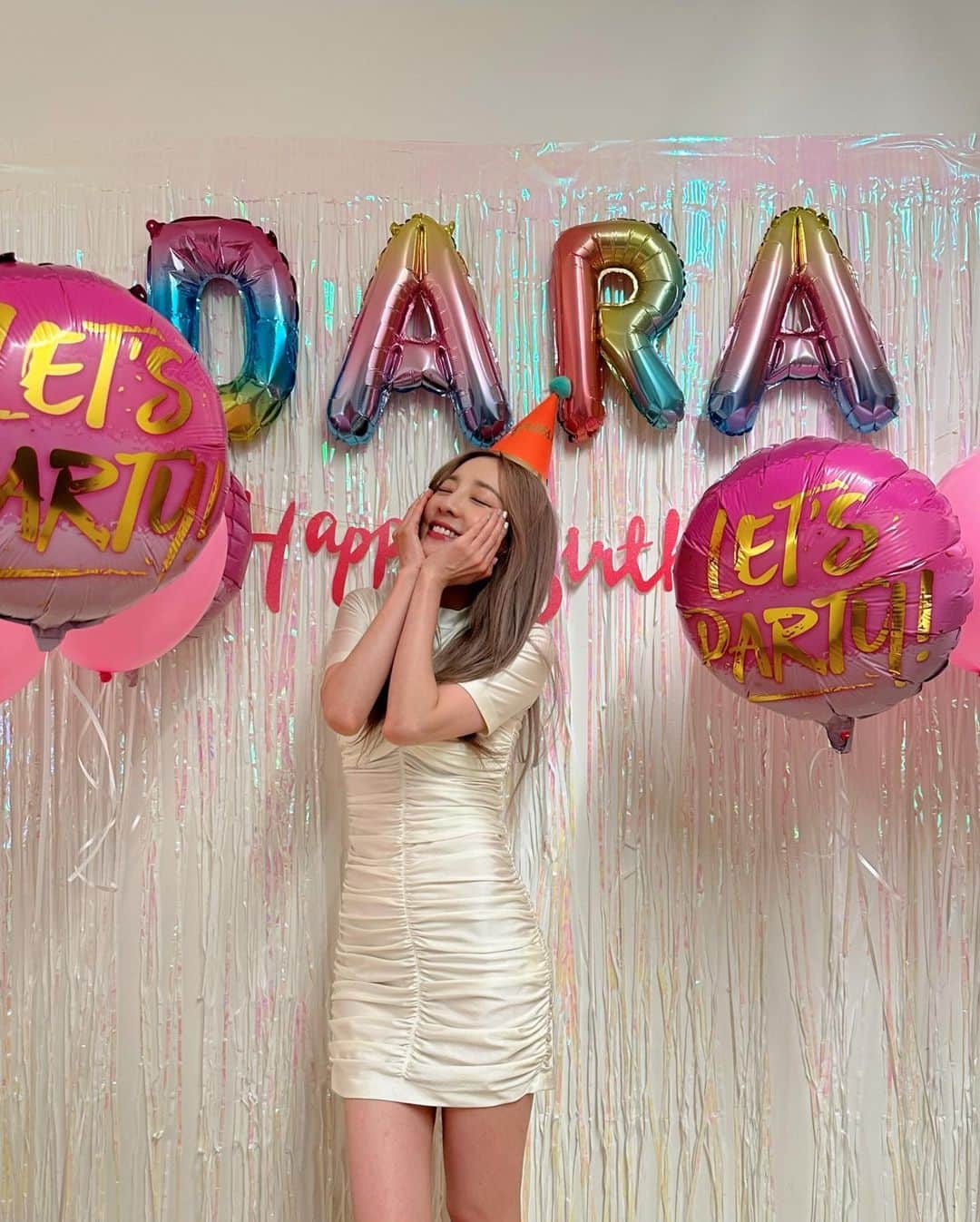 ダラ さんのインスタグラム写真 - (ダラ Instagram)「사랑하는 사람들과 함께한 생일 🥳🎂🎊🎉🎈🎁💘🥹 #SweetDARADARAday」11月13日 18時46分 - daraxxi