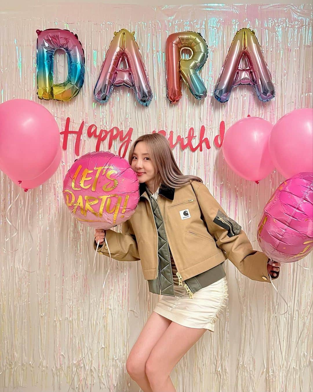 のインスタグラム：「사랑하는 사람들과 함께한 생일 🥳🎂🎊🎉🎈🎁💘🥹 #SweetDARADARAday」