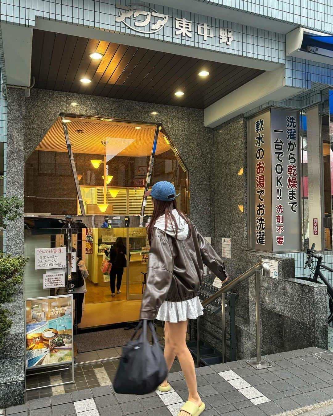 Moka のインスタグラム：「アクア東中野🚿  サ室→♂106度 / ♀88度 水風呂→♂16度 / ♀15度  2年ほど前に1度訪問した銭湯。 そのときはロウリュがなくドライで汗が出にくくてそれ以来行くことはなく...  今回松本湯が混みすぎててアクアにきたところサウナにオートロウリュ・オートファン専用一体型ヒーターが😳✨  どうやら今年6月から設置されたらしい。早く言ってよ！  20分毎のオートロウリュでこれの威力が半端ない！ かなりの量のオートロウリュからのオートファンが3回くらい続くから湿度めちゃ高で気持ち良く汗かける✨  このオートロウリュ気に入りすぎて1時間で3回全部オートロウリュの時間に入っちゃいました✌🏻  水風呂は天然地下水。 バイブラがあるので循環がよくしっかり冷える🧊  水風呂の他の露天プールも！ プールサイドに頭を乗せて足を伸ばしてフワフワしてるのが最高のととのい時間。  こんなに素晴らしいのに1020円(バスタオル付き)。 そうなんだよ、フェイスタオルを持っていくのは全然いいけどバスタオルはさすがに借りたいのよ〜わかってる〜。  コスパとクオリティとで大好きな松本湯危うく越えそうなくらいに好きになりました☺️  中野ってほんとに最高なんだよな〜！！！！大好き！！！  #アクア東中野  #インフルエンサー #インスタグラマー #水着 #水着女子 #サウナ #サウナー #サウナイキタイ #サウナ部 #サ活 #サウナ女子 #サウナ好き #サウナガール #サ活女子 #水風呂 #サウナグッズ #サウナハット #サウナ好き女子 #サウナー女子  #サウナハット #サウナグッズ #サウナを愛でたい #サウナシュラン #サウナ好きな人と繋がりたい #サウナ大好き #フリーモデル #フリーランスモデル #広告モデル #イメージモデル #撮影 #撮影モデル #撮影依頼受付中」