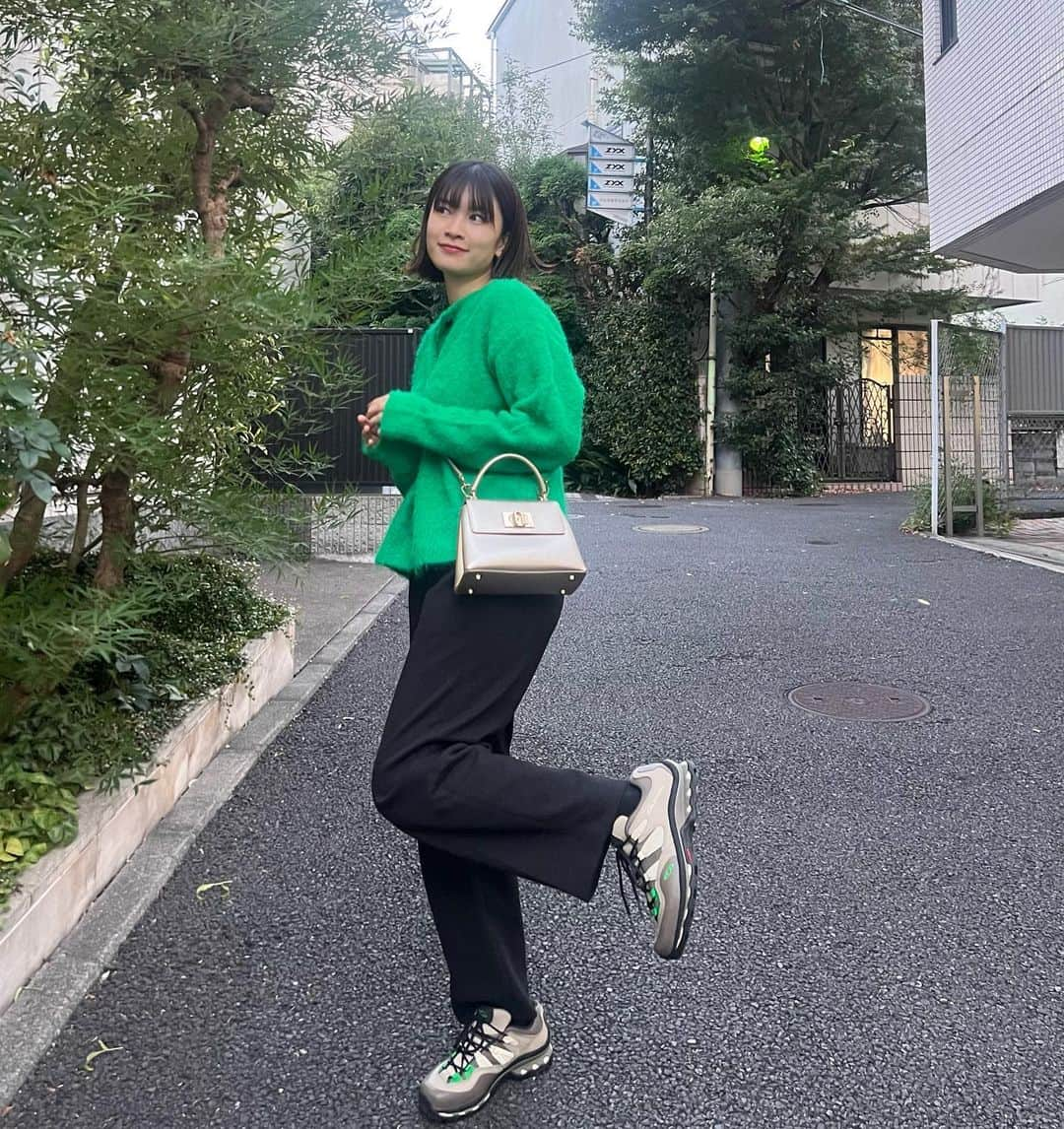 樫本琳花のインスタグラム：「🌳🌳🌳  急に寒すぎだけど 冬服好きだから嬉しい⛄️」