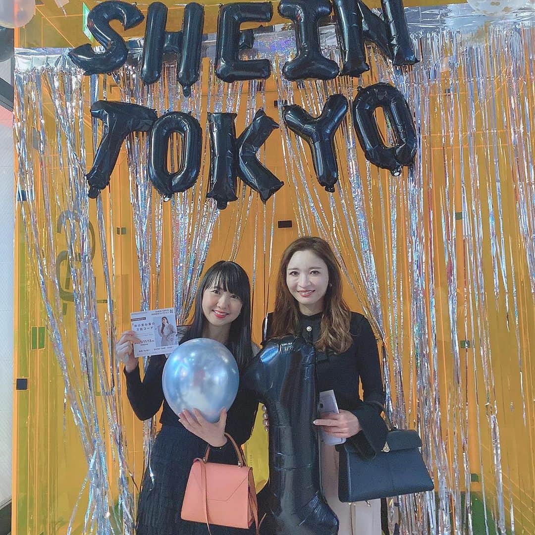 三浦泉さんのインスタグラム写真 - (三浦泉Instagram)「*♪¸¸.•*¨･:*ೄ·*♪¸¸.•*¨･:*ೄ*♪¸¸.•*¨･:*ೄ··*♪¸¸.•*¨･  SHEIN 新ブランドFRIFUL ×SHEIN TOKYO  1周年　イベント  　に エマちゃん @ema_ariizumi  と参加してきました🎉🎉  @Shein_japan @Shein_official   SHEIN TOKYO  1周年記念コレクション ファッションショーでも素敵なお洋服のお披露目ができて目の保養にもなりとっても楽しかったです🥹🎉  　着用のお洋服は ⇩ ♥️トップス♥️ ✨FRIFUL  コントラスト ステートメントカラー Tシャツ  ✨サイズ　S  ✨商品ID 【22594336】  ✨定価　1,799円  ♥️スカート♥️ ✨DAZY Kpop 無地柄 メッシュ  　　裾レイヤー スカート  ✨商品ID 【16874349】 ✨ワンサイズ ✨カラー:ブラック  　【私の身長は158cmです】  　 ♥️クーポンコード♥️  【ANV23】  23/11/1~23/12/13 まで✨🎉  　0〜 5,999円（税込）15%OFF  　6,000円（税込）〜 20%OFF  皆様　是非クーポン使ってくださいね🎵🎵🎵  *♪¸¸.•*¨･:*ೄ·*♪¸¸.•*¨･:*ೄ*♪¸¸.•*¨･:*ೄ··*♪¸¸.•*¨･  #SHEIN #SHEINTOKYO1周年 #SHEINコーデ #FRIFULコーデ #SHEIN商品レビュー #SHEIN購入品 #SHEIN×GIANNA #SHEIN TOKYO1周年記念コレクション #PR #いずみーるコーデ #イズミールコーデ #izumiコーデ」11月13日 18時57分 - princessizu1201