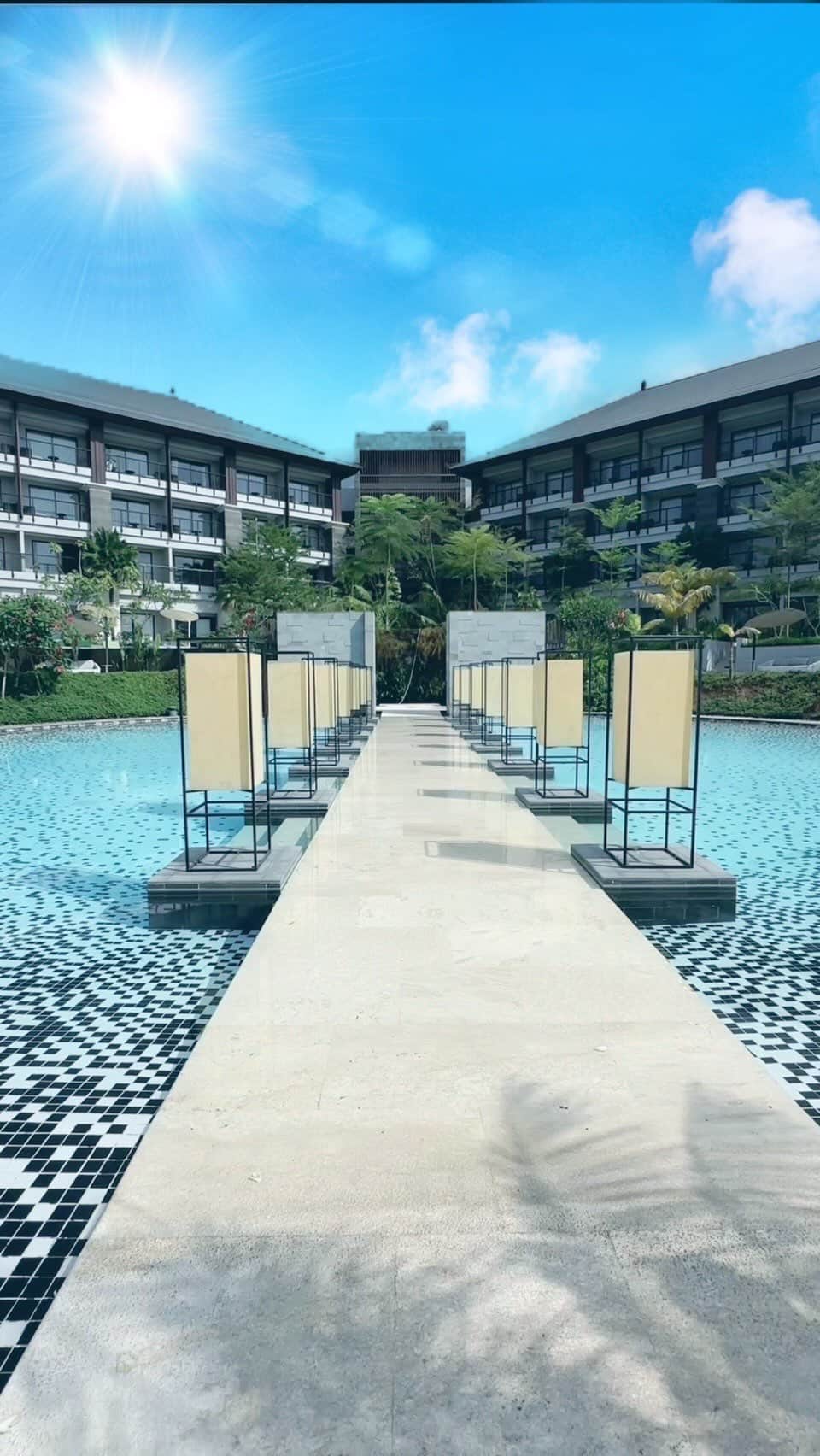 柳本絵美のインスタグラム：「どんな自分でありたいですか？💫  私の中で理想の自分は、 ゆっくり呼吸ができる環境で 自分のペースでやりたい事を頑張れて 居心地の良い人間関係の中に居ます💗  今までもその選択をしてきたけれど、 今回は環境を大胆に国ごと変えてみました。(笑) 色んな場所に行ってみたいので、 行けるだけ色んな国に行ってみます🧡 もちろん不安が全くない訳ではないですが (お金とか急なトラブルとかね) 楽しい、ワクワクした感情がとっても強いです😍  環境に文句を言うのではなく、 誰かに変わってもらうのを待つのでもなく。 自分から行動して、変わりましょう✨  自分らしくあることに制限なんてかけないで！ ガンガン挑戦していきましょうね🔥 合言葉は、「いいぞ、もっとやれ👊」です🥰」