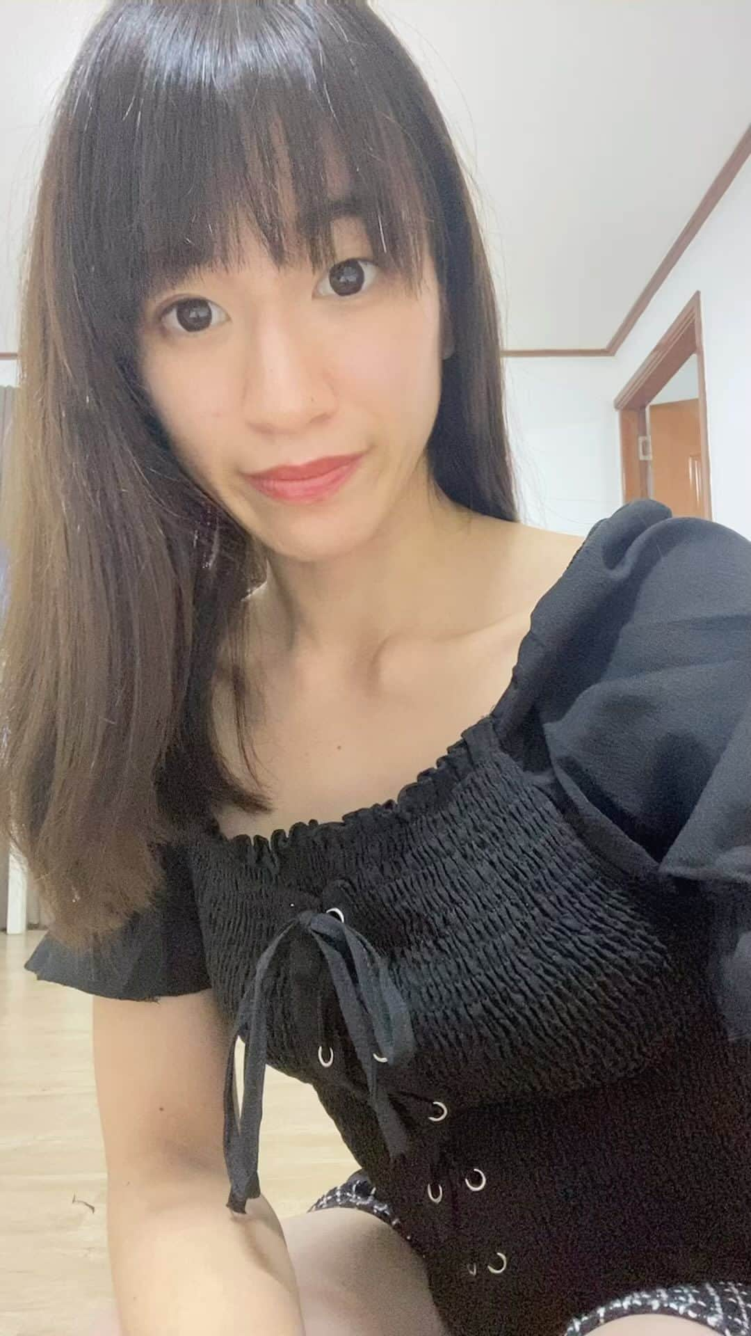 鈴木柚里絵のインスタグラム：「Hello. I’m Yurie Suzuki. I’m Japanese. Please follow me. I’m a voice actress. I’m a ninja. I love learning foreign languages, like English, Spanish, Mandarin, French and bahasa Indonesia. I have black belts of taekwondo and Taido. I graduated from the University of Tokyo. My major was Physics. Please subscribe to my YouTube channel. Twitter, Instagram, TikTok→@yuriehiyoko English account→ @yuriehiyokoen  Hola. Soy Yurie Suzuki. Soy de Japón. Sígame, por favor. Soy dobladora. Soy una ninja. Me encanta aprender idiomas extranjeros, como inglés, español, mandarín y francés. Tengo cinturones negros de taekwondo y taido. Me gradué de la Universidad de Tokio. Mi especialidad era Física. Tengo cuenta de Instagram en español.→@yuriehiyokoesp Por favor suscríbete a mi canal de YouTube.  Nama saya Yurie Suzuki. Saya orang Jepang. Saya sedang belajar bahasa Indonesia. Tolong ajarkan saya bahasa. Saya memiliki akun Instagram dalam bahasa Indonesia.→ @yuriehiyokobahasa  自我介紹 你好。 我叫鈴木柚里繪。 我是日本人。 我的工作是配音演員。 我是忍者。 我畢業於東京大學。我的專業是物理。 有跆拳道和跆拳道黑帶。 我愛學習中文。→ @yuriehiyokonihao  ＜自己紹介＞ 東大卒忍者声優、鈴木柚里絵です。よかったらフォローしてください。 ・予備校通わず非進学校から東大現役合格 ・理系 ・趣味は語学 ・躰道黒帯 ・テコンドー黒帯 ・外務省により欧米に派遣されるコスプレイヤー ・テレビ出演「SASUKE2015」「さんまの東大方程式」「家、ついて行ってイイですか？」「その他の人に会ってみた」「ノブナカなんなん」「リア突WEST」など ・ハッカソン,政策立案コンテスト,ミスコン優勝 ・学生起業 ・養成所入って一年で初仕事の半年後には声の仕事だけで生きてるようになってた ・アニメ「ぐんまちゃん」猫忍役「まにまに２」ヘレン役など ・「将来の夢は世界で暗躍する忍者」と言ってたら忍者のスカウトがきて今は忍者鈴木 日本語アカウント→ @yuriehiyokobooks 女性向けアカウント→@ninjasuzukiladies  ちなみにVtuberに転生しました→@cyan_sarutobi I was reborn as a Vtuber. Renace como Vtuber.  Bonjour. Je m’appelle Yurie Suzuki. Je suis japonaise. Je suis actrice de doublage. Je suis ninja. J’aime apprendre des langues étrangères, comme l’anglais, l’espagnol, le mandarin et le français. J’ai des ceintures noires de taekwondo et de Taido. Je suis diplômé de l’Université de Tokyo. Ma majeure était la physique. J’ai un compte Instagram en français.→@yuriehiyokofr  #japanesegirl #japonesa #japonaise #일본소녀 #鈴木柚里絵 #training #kick #marcialarts #gymnastic #gymnastics #backflip #acrobatics #voltereta #taekwondo #ninjasuzukiyurie」