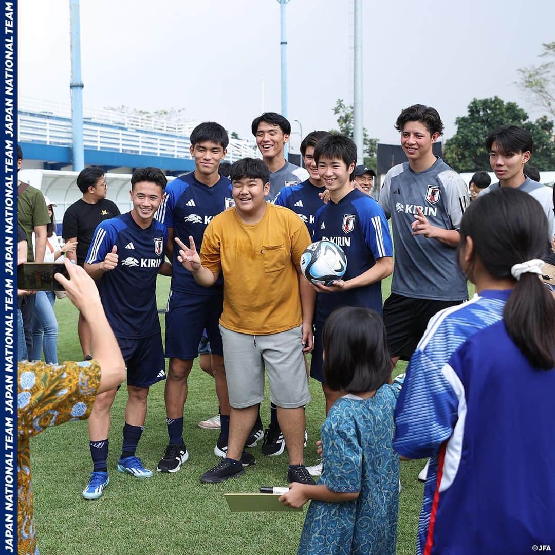 日本サッカー協会さんのインスタグラム写真 - (日本サッカー協会Instagram)「. 🔹U-17日本代表🔹 【2023.11.12 Photo Report✍️】  リカバリートレーニングの後、バンドン日本人会とバンドン日本人学校の子どもたちとの交流会を実施。  サインや写真撮影、ピッチで一緒にボールを蹴るなど交流を深めました🤝💙  詳しいレポ―トはプロフィールのJFA公式サイト『JFA.jp』から✍  #U17WC @fifaworldcup  #夢への勇気を #U17日本代表 #jfa #daihyo #サッカー日本代表 #サッカー #soccer #football #⚽」11月13日 18時52分 - japanfootballassociation