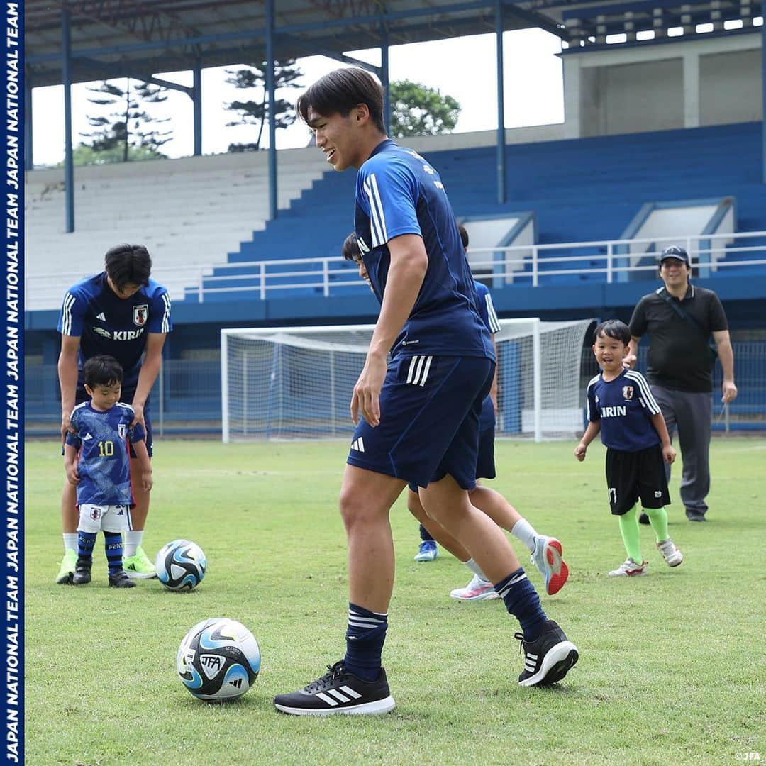 日本サッカー協会さんのインスタグラム写真 - (日本サッカー協会Instagram)「. 🔹U-17日本代表🔹 【2023.11.12 Photo Report✍️】  リカバリートレーニングの後、バンドン日本人会とバンドン日本人学校の子どもたちとの交流会を実施。  サインや写真撮影、ピッチで一緒にボールを蹴るなど交流を深めました🤝💙  詳しいレポ―トはプロフィールのJFA公式サイト『JFA.jp』から✍  #U17WC @fifaworldcup  #夢への勇気を #U17日本代表 #jfa #daihyo #サッカー日本代表 #サッカー #soccer #football #⚽」11月13日 18時52分 - japanfootballassociation