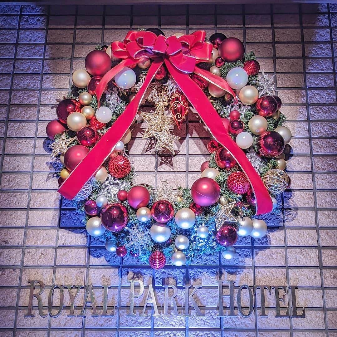ロイヤルパークホテルさんのインスタグラム写真 - (ロイヤルパークホテルInstagram)「⁡ 本日よりホテル1Fのロビーに、クリスマスツリーが登場🎄ホテル館内は早くもクリスマスムード満点です！ 今年のクリスマスディスプレイは「Nostalgic Christmas」をコンセプトに、高さ約7.5mのメインツリーをはじめ、ツリーやリースを、レッドとゴールドのレトロモダンなデコレーションで彩り、皆様を温かくお迎えいたします✨ ぜひ、思い出に残る1枚を撮影してみてください♪ ⁡ -——————————————— インスタグラム クリスマス キャンペーン開催中！ 📷応募方法 ①ホテルインスタグラム公式アカウントをフォロー ②1F メインロビー「クリスマスツリー」を撮影。 ③投稿文章に「@royalparkhotel.tokyo」「#365日願いが叶うホテル」をつけて投稿 皆様の素敵なご投稿お待ちしております☆ -——————————————— ⁡ ⁡ #ロイヤルパークホテル #ロイヤルパークホテル水天宮 #royalparkhotel」11月13日 18時52分 - royalparkhotel.tokyo