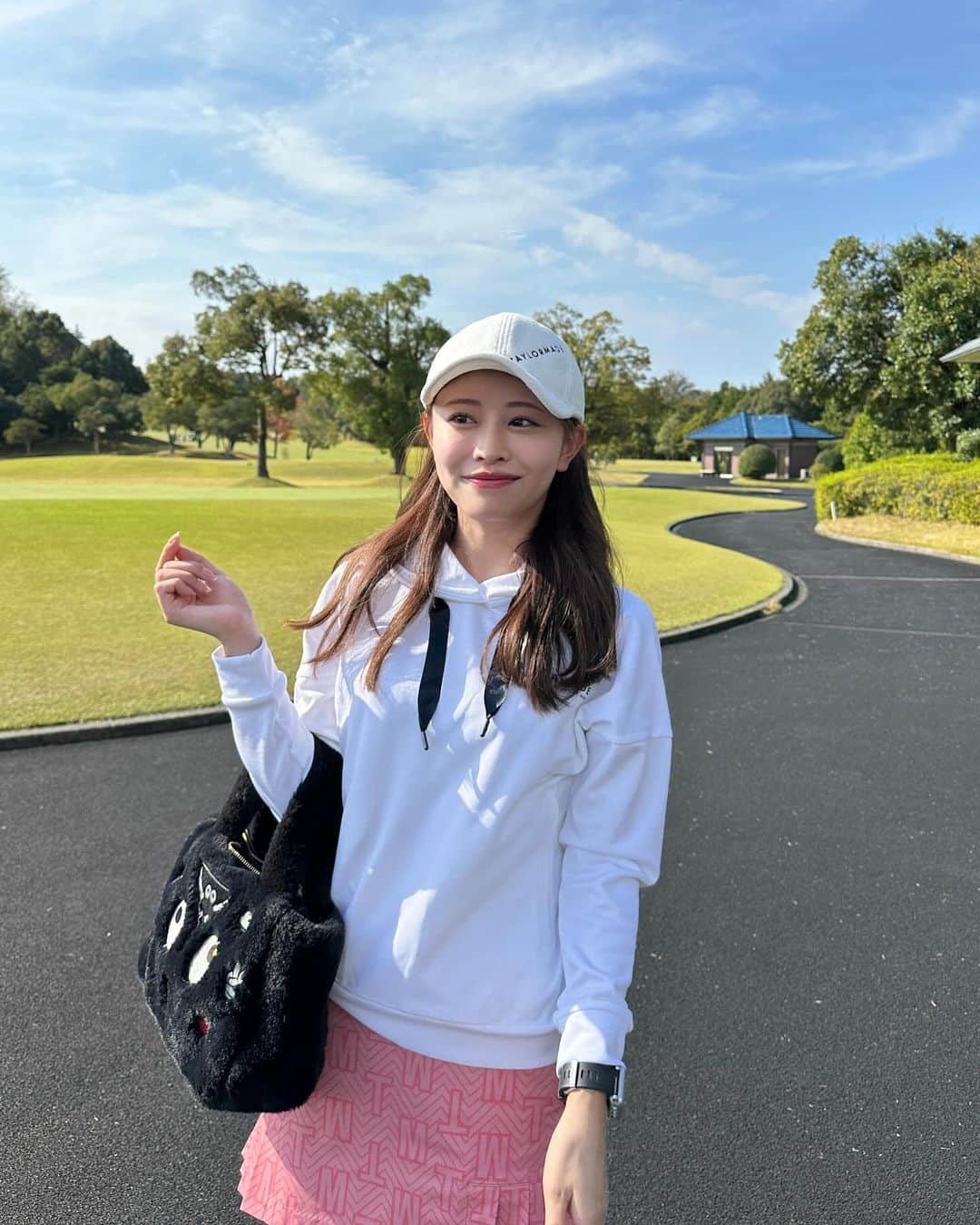 高木由梨奈さんのインスタグラム写真 - (高木由梨奈Instagram)「ラフなパーカースタイルにピンクのスカート🩷🏌️‍♀️ 動きやすかったしいつもと違う感じでカジュアルでお気に入り☺️ 4枚目にブランドタグ付けしてます〜🏷️✨ 早くセントゴルフ (@centforce_golf )でもラウンド行きたいーー！😍」11月13日 18時53分 - yurina_takagi