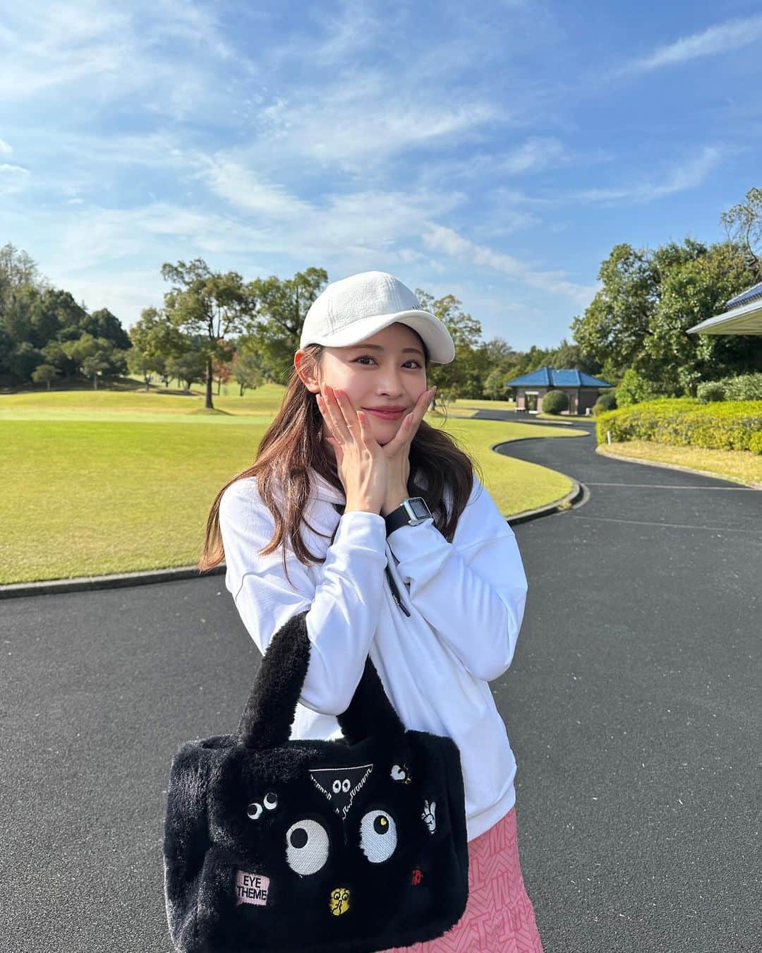 高木由梨奈のインスタグラム：「ラフなパーカースタイルにピンクのスカート🩷🏌️‍♀️ 動きやすかったしいつもと違う感じでカジュアルでお気に入り☺️ 4枚目にブランドタグ付けしてます〜🏷️✨ 早くセントゴルフ (@centforce_golf )でもラウンド行きたいーー！😍」