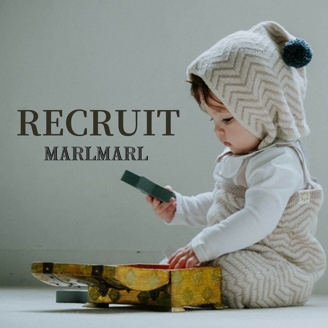 MARLMARL（マールマール）さんのインスタグラム写真 - (MARLMARL（マールマール）Instagram)「【MARLMARLスタッフ募集】未経験歓迎！  一緒に“子育てのワクワク”を広げませんか？ MARLMARLでは、店頭でお客様への最適なギフトを提案するギフトコンシェルジュを募集しています。 （正社員・アルバイトどちらも応募可）  ＝＝＝  【募集店舗】 ＼業務拡大中につき急募／ ・横浜みなとみらい店　店長/スタッフ ・大阪ルクア イーレ店　店長/スタッフ  ＼鋭意募集中／ ・伊勢丹新宿店　スタッフ ・GINZA SIX店　スタッフ ・CADO MARLMARL二子玉川店　スタッフ/フローリスト ・阪急うめだ店　スタッフ ・神戸阪急店　スタッフ ・博多阪急店　スタッフ 《12月オープン》成田空港第2ターミナル店　スタッフ  【職務内容】 ◆店舗での接客・販売 ┗商品やコーディネートなどを提案   お祝いの品をお求めのお客様も多く、ギフトコンシェルジュとして寄り添った接客を目指します。  ◆ミシンでの名入れ作業 ┗お子さまのお名前を刺繍してスペシャルなアイテムのお手伝い。  ◆店内POPの作成 ◆事務作業・在庫管理  まずは商品やブランドの知識を身につけ、3ヵ月程度のOJTで業務の流れを学びます。  ＝＝＝  自分の意見をお店の運営に生かしたい！ お店でこんなイベントをやってみたい！ など、個人の「やりたい」を叶える裁量の幅広い職場です。  募集要項など、詳細はハイライトよりご確認ください✔️ ご応募お待ちしております。」11月13日 18時53分 - marlmarl_tokyo