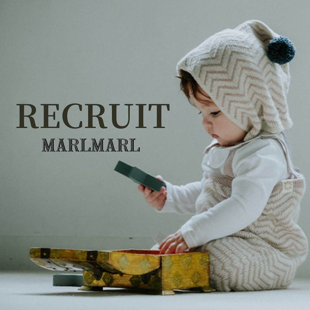 MARLMARL（マールマール）のインスタグラム：「【MARLMARLスタッフ募集】未経験歓迎！  一緒に“子育てのワクワク”を広げませんか？ MARLMARLでは、店頭でお客様への最適なギフトを提案するギフトコンシェルジュを募集しています。 （正社員・アルバイトどちらも応募可）  ＝＝＝  【募集店舗】 ＼業務拡大中につき急募／ ・横浜みなとみらい店　店長/スタッフ ・大阪ルクア イーレ店　店長/スタッフ  ＼鋭意募集中／ ・伊勢丹新宿店　スタッフ ・GINZA SIX店　スタッフ ・CADO MARLMARL二子玉川店　スタッフ/フローリスト ・阪急うめだ店　スタッフ ・神戸阪急店　スタッフ ・博多阪急店　スタッフ 《12月オープン》成田空港第2ターミナル店　スタッフ  【職務内容】 ◆店舗での接客・販売 ┗商品やコーディネートなどを提案   お祝いの品をお求めのお客様も多く、ギフトコンシェルジュとして寄り添った接客を目指します。  ◆ミシンでの名入れ作業 ┗お子さまのお名前を刺繍してスペシャルなアイテムのお手伝い。  ◆店内POPの作成 ◆事務作業・在庫管理  まずは商品やブランドの知識を身につけ、3ヵ月程度のOJTで業務の流れを学びます。  ＝＝＝  自分の意見をお店の運営に生かしたい！ お店でこんなイベントをやってみたい！ など、個人の「やりたい」を叶える裁量の幅広い職場です。  募集要項など、詳細はハイライトよりご確認ください✔️ ご応募お待ちしております。」