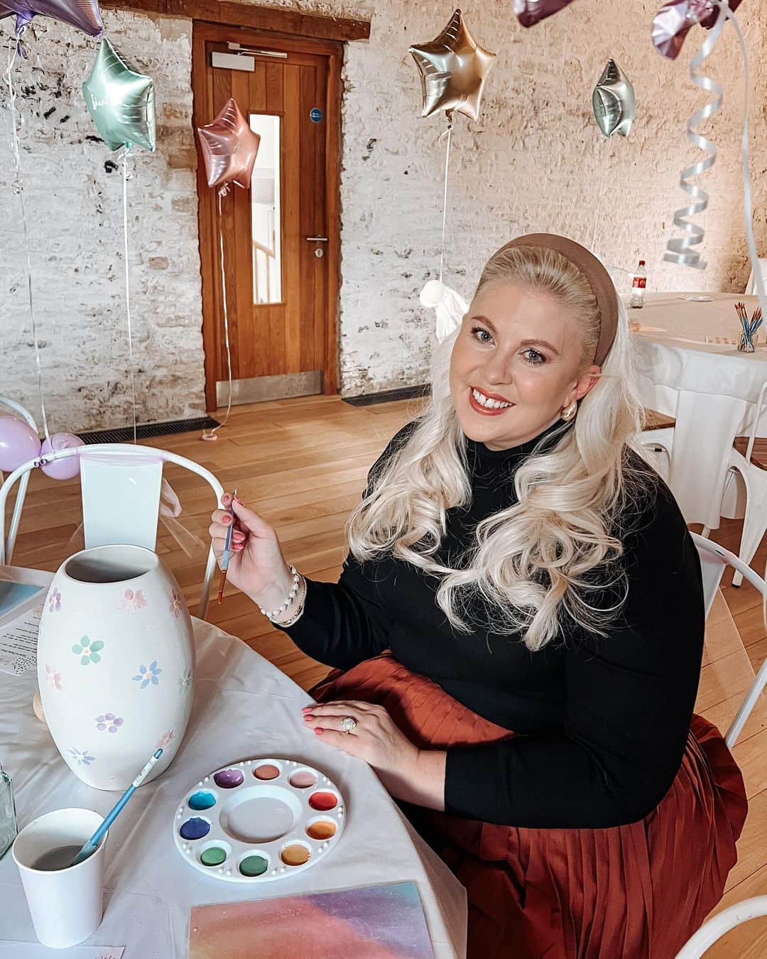 ルイーズ・ペントランドのインスタグラム：「A weekend well spent brings a week of content. Have you heard that phrase? I think it mean ‘content’ like ‘happy’, not like sweet sweet social media content ha! Although if you planned your weekend well you could definitely wrack up your uploads!  Anyway, here’s hoping for a good week. Hormones and jet lag swirled hard last week. I didn’t fully sink because I worked hard to keep going but I do find it really difficult sometimes. I also find it difficult to say I find it difficult because I know there’ll be people who look at the bits of life I share and think they know the whole picture- social media is a sly fox eh?  This weekend I decided to reset my wiring a bit and just relaxed. Or tried to! I really loved spending time with Pearlie who was invited to a party and it was SO nice! Pottery painting, a unicorn princess, a giant snow globe!  Deliberately closing some tabs in my brain allowed me to enjoy the time with friends and family this past couple of days and now I feel fresh and ready for a Good Week!  I hope sharing these highs and lows helps you feel less alone if you ever feel the same 💕  Tell me below, what are you looking forward to this week? My ‘looking forward to’ day is Thursday because I’m having a film crew to the house to shoot something fun with one of my fave brands! Yay!  Well done if you read this far and looking forward to reading your comments xxxx」