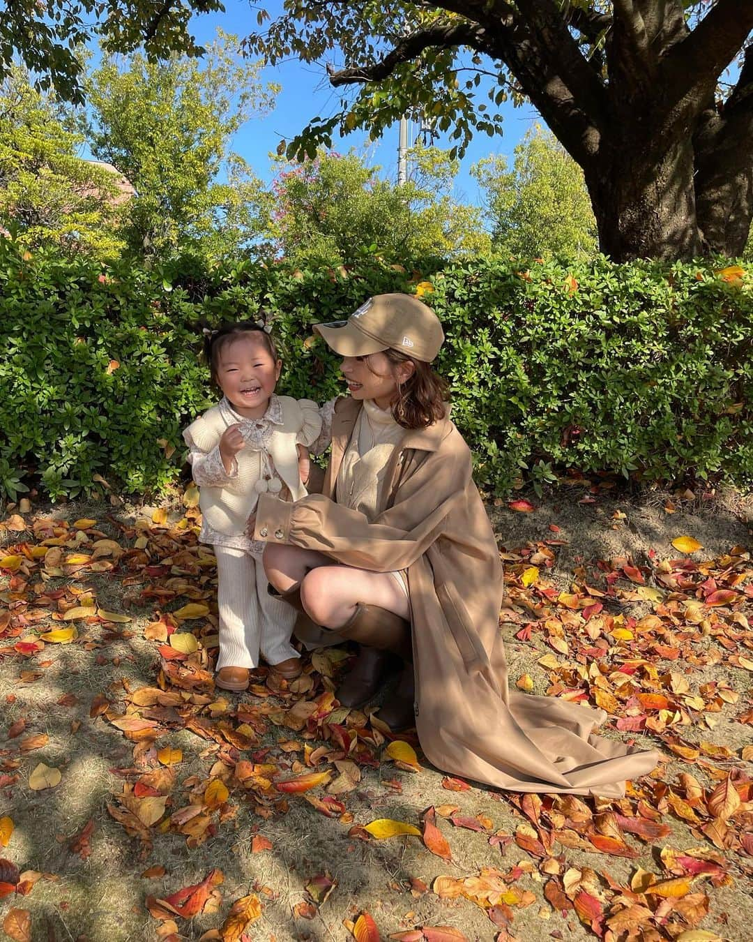 山田如凜さんのインスタグラム写真 - (山田如凜Instagram)「ㅤㅤㅤㅤㅤㅤㅤㅤㅤㅤㅤㅤㅤ この前のお休みに友達家族と環水公園へ👧🏻🧺 ㅤㅤㅤㅤㅤㅤㅤㅤㅤㅤㅤㅤㅤ 葉っぱがたくさん落ちてて 秋🍂を感じれたけど この日はめちゃくちゃ暑くて夏だった（笑） ㅤㅤㅤㅤㅤㅤㅤㅤㅤㅤㅤㅤㅤ パン屋さんでパン買って公園でパン食べて シャボン玉🫧で遊んでと良き休日☺️🫶🏻ˎˊ˗ ㅤㅤㅤㅤㅤㅤㅤㅤㅤㅤㅤㅤㅤ ㅤㅤㅤㅤㅤㅤㅤㅤㅤㅤㅤㅤㅤ この日のコーデは2人で淡色コーデ𓂃 タートルネックとトレンチ合わせがめちゃ可愛くて 今の時期はロングブーツ合わせが好き𓇳 ㅤㅤㅤㅤㅤㅤㅤㅤㅤㅤㅤㅤㅤ 羽茉の花柄のシャツは（ @lelienrinks_official ）の🍂 また来年から新作沢山入荷するので チェックしてくれたら嬉しいです·*⋆ฺ࿐ ㅤㅤㅤㅤㅤㅤㅤㅤㅤㅤㅤㅤㅤ バースデイで購入したニットのフレアパンツは プチプラで可愛くて2食買いした𓂃🧶 ㅤㅤㅤㅤㅤㅤㅤㅤㅤㅤㅤㅤㅤ ㅤㅤㅤㅤㅤㅤㅤㅤㅤㅤㅤㅤㅤ  #淡色女子 #淡色コーデ #淡色女子コーデ #淡色ママコーデ #淡色カジュアル #リンクコーデ #親子リンクコーデ #親子コーデ #公園コーデ #公園あそび #2歳 #2歳女の子 #子供のいる暮らし #子供服コーデ #ママファッション #ママコーデ #ママガール #ママリ #女の子ママ #紅葉スポット #紅葉フォト」11月13日 18時55分 - rin____1996