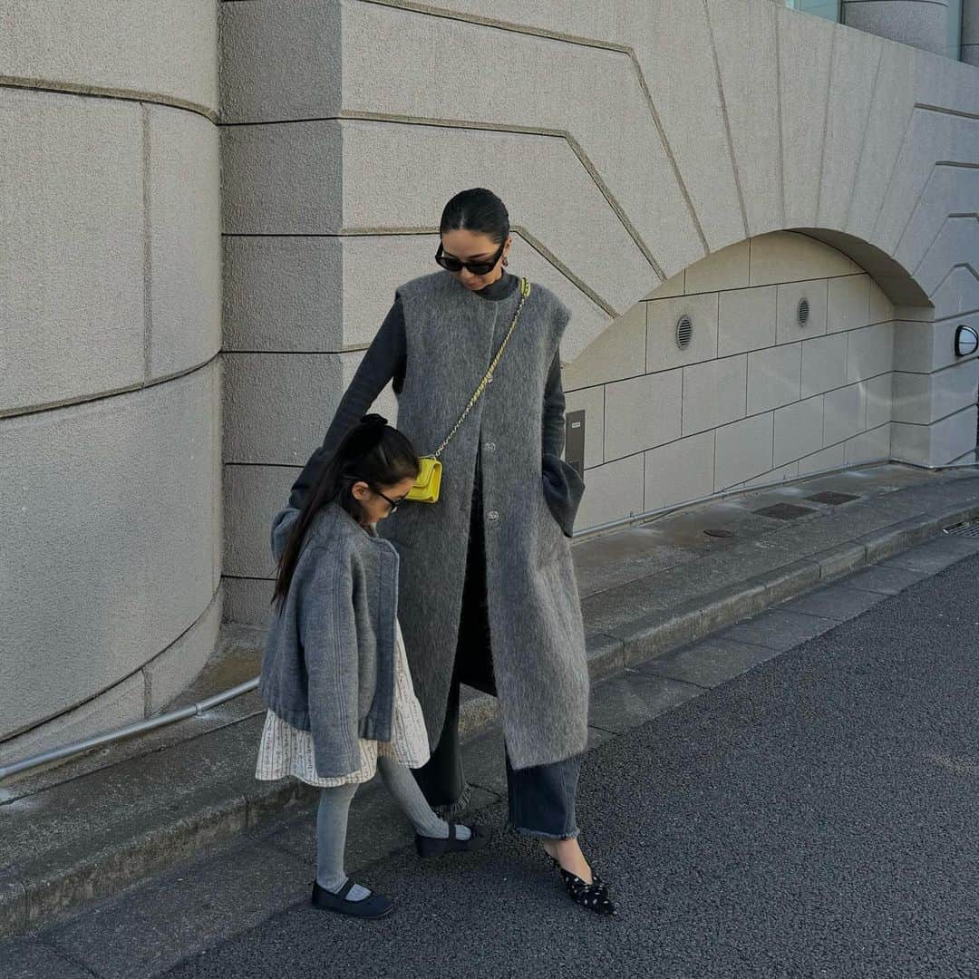 のインスタグラム：「今日急に寒すぎて。。 グレーな親子でした🐘🩶 今日はお休みでお仕事について来てもらってランチして。 3枚目のさむ〜いが私のお気に入り👸笑 先週nailを変えて引き続きハンドはヌーディーカラーにしてもらいフットも飽きずにハート。なんだけど、ホリデーシーズンに向けて赤にしてみた🫶 #fashion #coordinate #room306contemporary #nail #newnail」