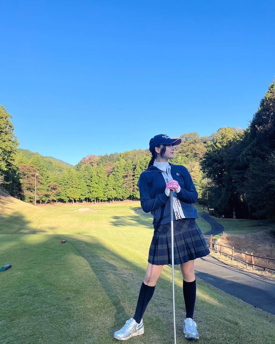 杏ジュリアさんのインスタグラム写真 - (杏ジュリアInstagram)「先日、ラウンドレッスンしてもらったよ〜⛳️  9ホールだけだけど、レッスンプロに一緒に回ってもらいながら教えてもらったんだよ！🏌️‍♀️ お天気良くて気持ちよかったぁー☀️ （これってコースデビューかな〜？？🤔）  朝の4時くらいに起きて支度して出掛け早朝から回ったので、その日は色々できてとても充実した一日になりました！🙌  スコアはハーフで70台と言っておきます笑😆  ジュリアは乗用カートがアトラクションみたいで楽しくて好きだったなっ🤣  #ゴルフ #golf #ラウンド #ハーフ #デビュー #ゴルフ場 #ゴルフ初心者 #ゴルフ女子  #instagood  #インスタ映え #longhair #ootd #code  #메이크  #followme  #오오티디 #데일리코디 #여름코디 #japan #도키센 #초도키메키센덴부 #japan #idol #杏ジュリア」11月13日 18時58分 - julia_an_official