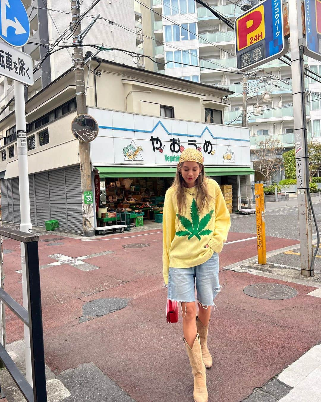 Rika Vanessaさんのインスタグラム写真 - (Rika VanessaInstagram)「いろんな町の八百屋さんは眺めてるだけでも 面白い🍒🍓🍇🍌  いつかの派手コーデ🤗 古着屋でも黄色いセーターをみてしまう💭  冬がまた来てしまったのね、、  "それでも私は、ときどきたまらなく苦しくなるのだ。全身が、哀しい果物のようになってしまう。髪をなでてくれる手のひらやピアスをさしてくれる指先が、私の邪気を責めたてる。"  江國香織「きらきらひかる」」11月13日 18時58分 - rikavanessa._