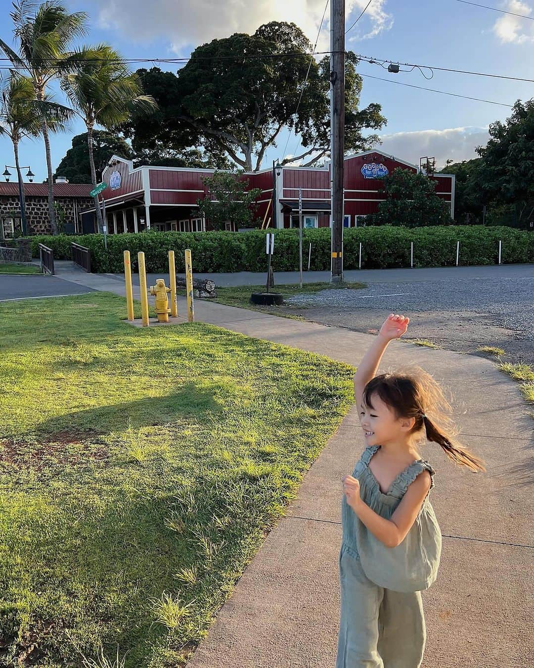 里見茜さんのインスタグラム写真 - (里見茜Instagram)「haleiwaでお散歩🌈 5年前はよく2人で来てた場所に今は子供が３人。 なんだか不思議な感覚です。 それにしても落ち着きのない人達 7.8枚目の写真がよく物語っている。  #haleiwa#northshore #hawaii #ハワイに来てより覚醒してる #姉妹#常に穏やかなまめお #個性あふれる #子供達🧒🏻👧🏻👶🏻🌺」11月13日 18時59分 - satomiakane