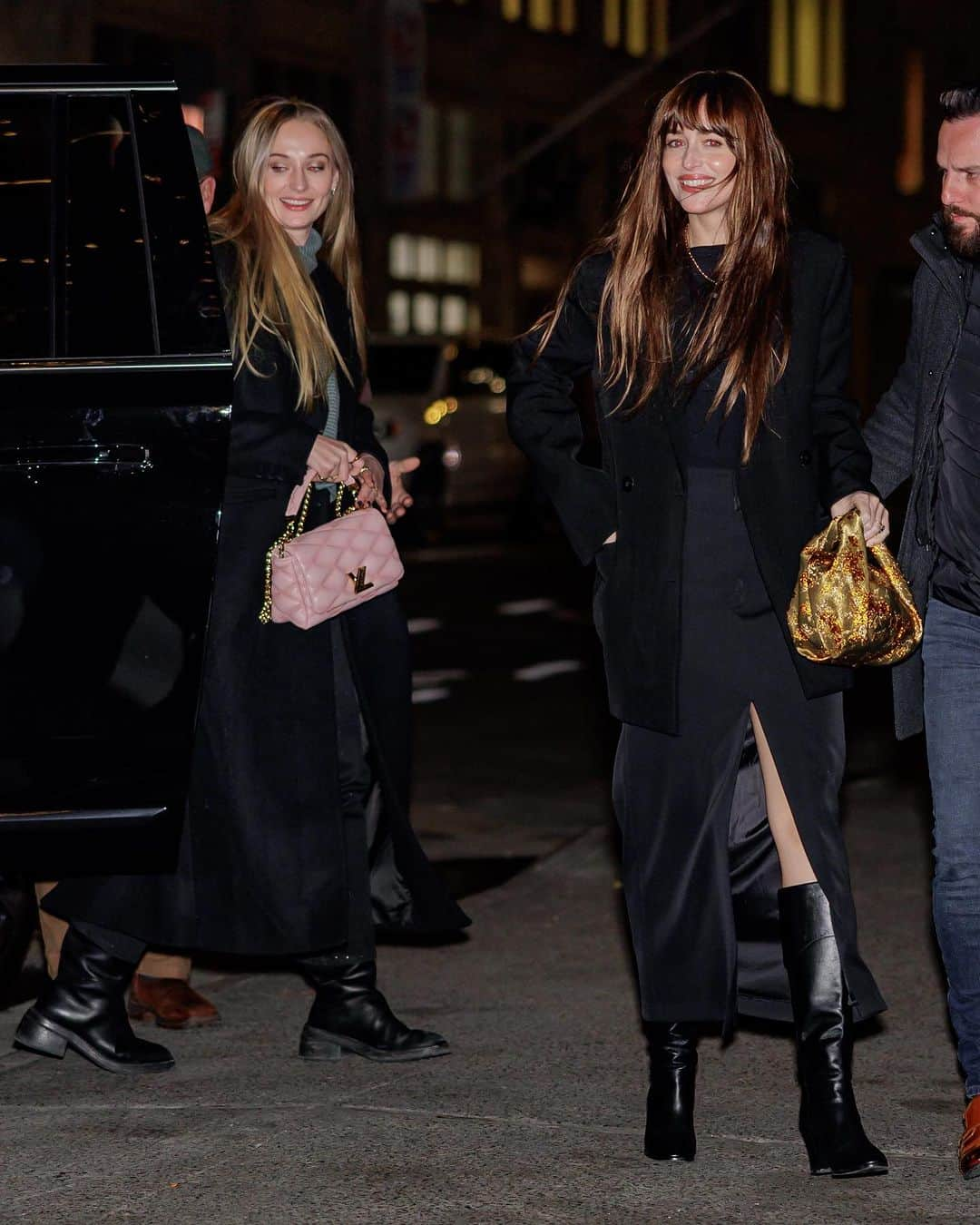 ELLE UKさんのインスタグラム写真 - (ELLE UKInstagram)「#SophieTurner and #DakotaJohnson just went out for dinner in New York City, and our favourite new duo has arrived 🙌」11月13日 18時59分 - elleuk