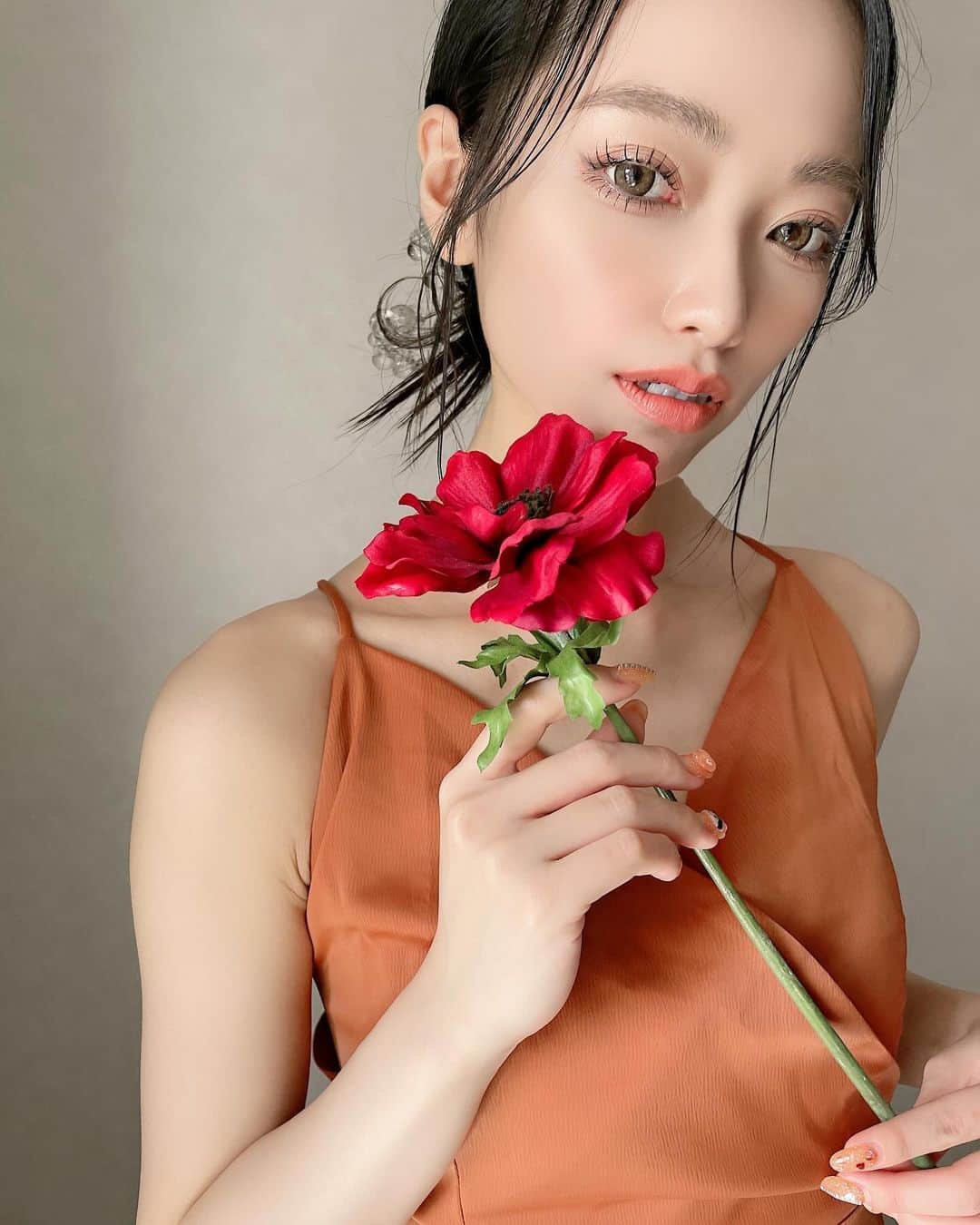 前川琳菜（りなち）さんのインスタグラム写真 - (前川琳菜（りなち）Instagram)「✩‧₊˚  🌹🧡 ( @katsuya_1010 )  #撮影 #作品撮り #ヘアセット #ヘアアレンジ #アレンジ #巻き髪 #ロングヘア #黒髪ロング #黒髪女子 #バージンヘア #ウェディングヘア #ウェディングフォト」11月13日 18時59分 - rina__maekawa