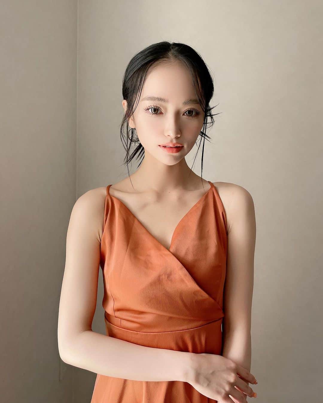前川琳菜（りなち）さんのインスタグラム写真 - (前川琳菜（りなち）Instagram)「✩‧₊˚  🌹🧡 ( @katsuya_1010 )  #撮影 #作品撮り #ヘアセット #ヘアアレンジ #アレンジ #巻き髪 #ロングヘア #黒髪ロング #黒髪女子 #バージンヘア #ウェディングヘア #ウェディングフォト」11月13日 18時59分 - rina__maekawa