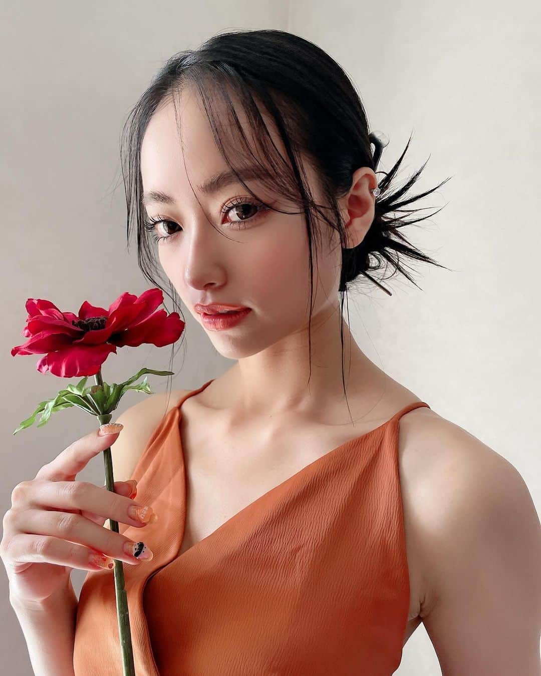前川琳菜（りなち）さんのインスタグラム写真 - (前川琳菜（りなち）Instagram)「✩‧₊˚  🌹🧡 ( @katsuya_1010 )  #撮影 #作品撮り #ヘアセット #ヘアアレンジ #アレンジ #巻き髪 #ロングヘア #黒髪ロング #黒髪女子 #バージンヘア #ウェディングヘア #ウェディングフォト」11月13日 18時59分 - rina__maekawa