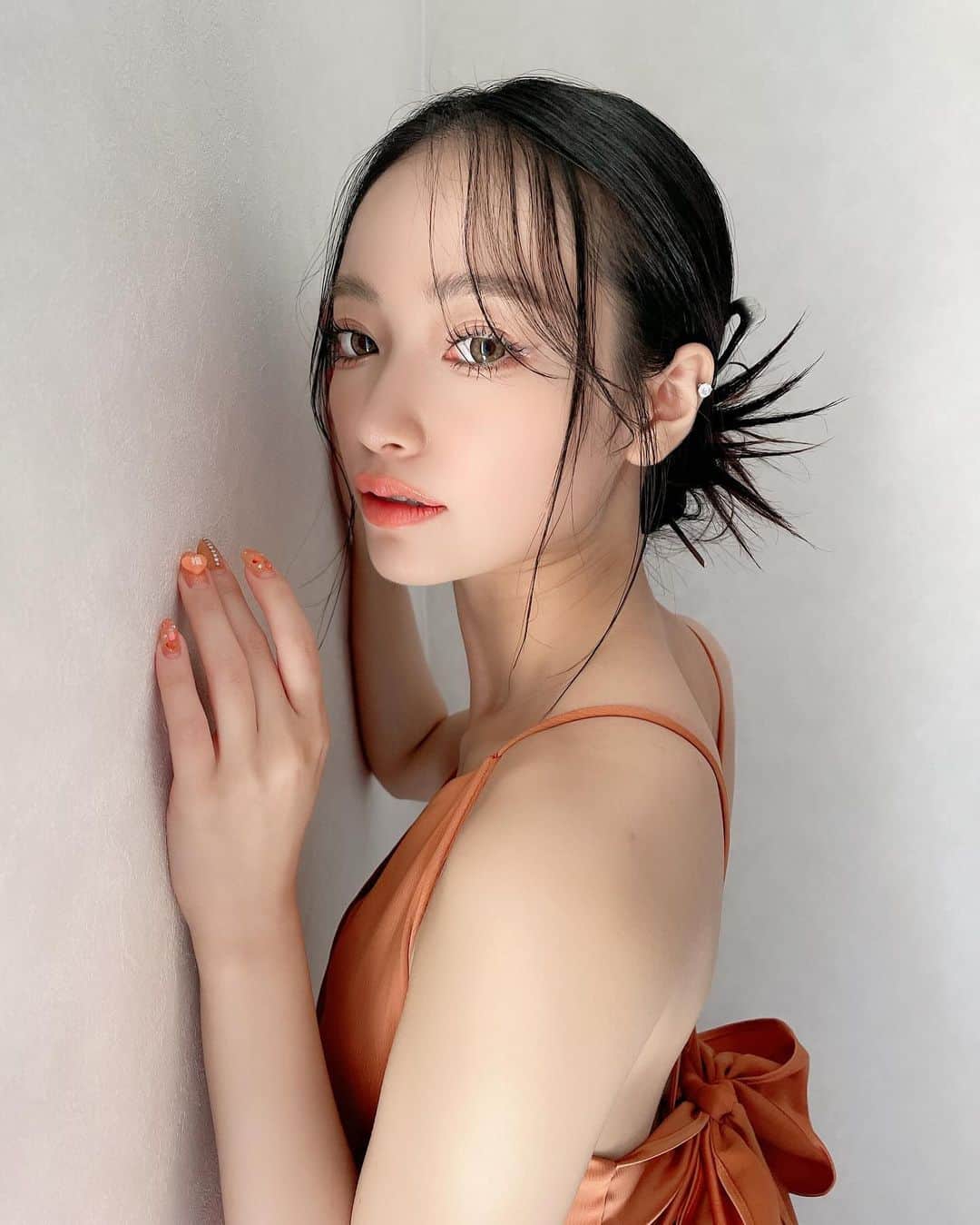 前川琳菜（りなち）さんのインスタグラム写真 - (前川琳菜（りなち）Instagram)「✩‧₊˚  🌹🧡 ( @katsuya_1010 )  #撮影 #作品撮り #ヘアセット #ヘアアレンジ #アレンジ #巻き髪 #ロングヘア #黒髪ロング #黒髪女子 #バージンヘア #ウェディングヘア #ウェディングフォト」11月13日 18時59分 - rina__maekawa