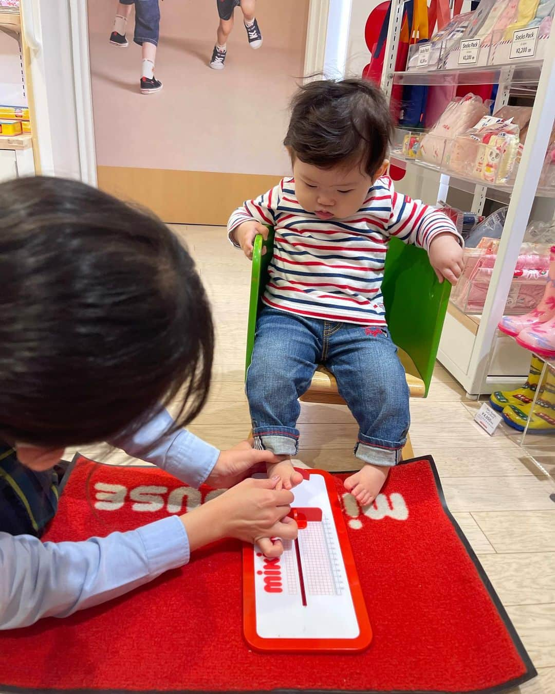 平野 早矢香さんのインスタグラム写真 - (平野 早矢香Instagram)「昨日は急遽必要になったお洋服を買いにミキハウスの店舗へ❤️ ・ 店員さんが色々なことを優しく教えてくださり購入できました🙌 そしてずっと気になっていた足のサイズを測ってもらいました！！ 11.6センチ😀ファーストシューズは何センチからかなぁ🥹 ・ 最近音楽を聴きながらよくリズムをとるので、絶対好きだと思って見せた音のでる絵本に大喜び😆 中でもピアノが1番気に入ったようだったので、一緒に購入しました😊たくさん使って遊んでね🎵 ・ #ミキハウス #足のサイズを測ってもらいました #11.6センチ #椅子に座る姿は #社長みたいですな😅 #音のでる絵本 #ピアノが好きみたい❤️ #良いのが見つかって良かったね #スタッフの皆さん #たくさん遊んでくれました🥹 #ありがとうございました😊」11月13日 18時59分 - sayakahirano0324