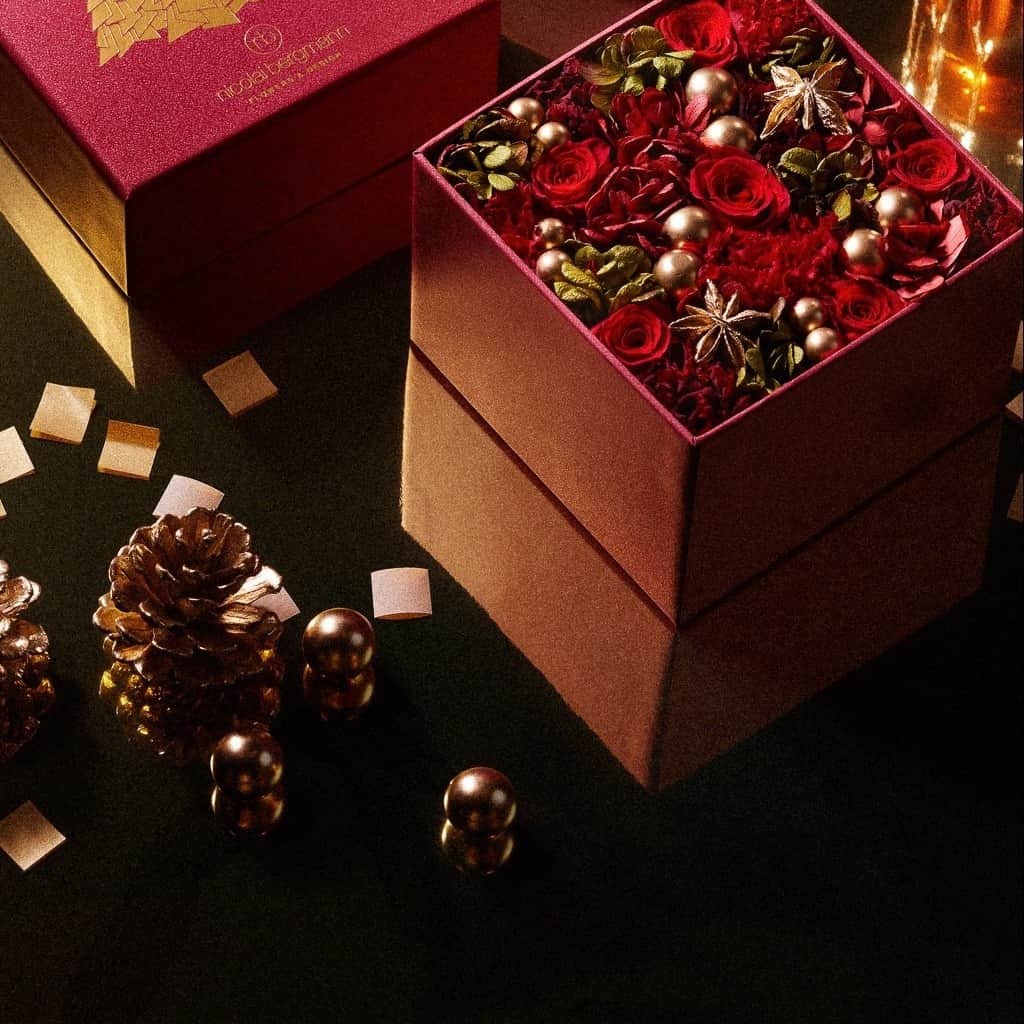 ニコライ・バーグマン・フラワーズ＆デザインのインスタグラム：「A festive blend of roses, carnations, with accents of decorative gold elements, "Burgundy" is the timeless Christmas hue designed to elevate your festive spirits. ⁠ ⁠ The limited "Nordic Nights" Winter Collection is now available online and in stores! ⁠ .⁠ .⁠ .⁠ .⁠ .⁠ #nicolaibergmann #NordicNights2023 #flowerdesign #christmasdecorations #christmaswreath #ニコライバーグマン #フラワーデザイン #クリスマスプレゼント #クリスマスリース #クリスマスツリー #フラワーアレンジメント #니콜라이버그만 #꽃디자인」