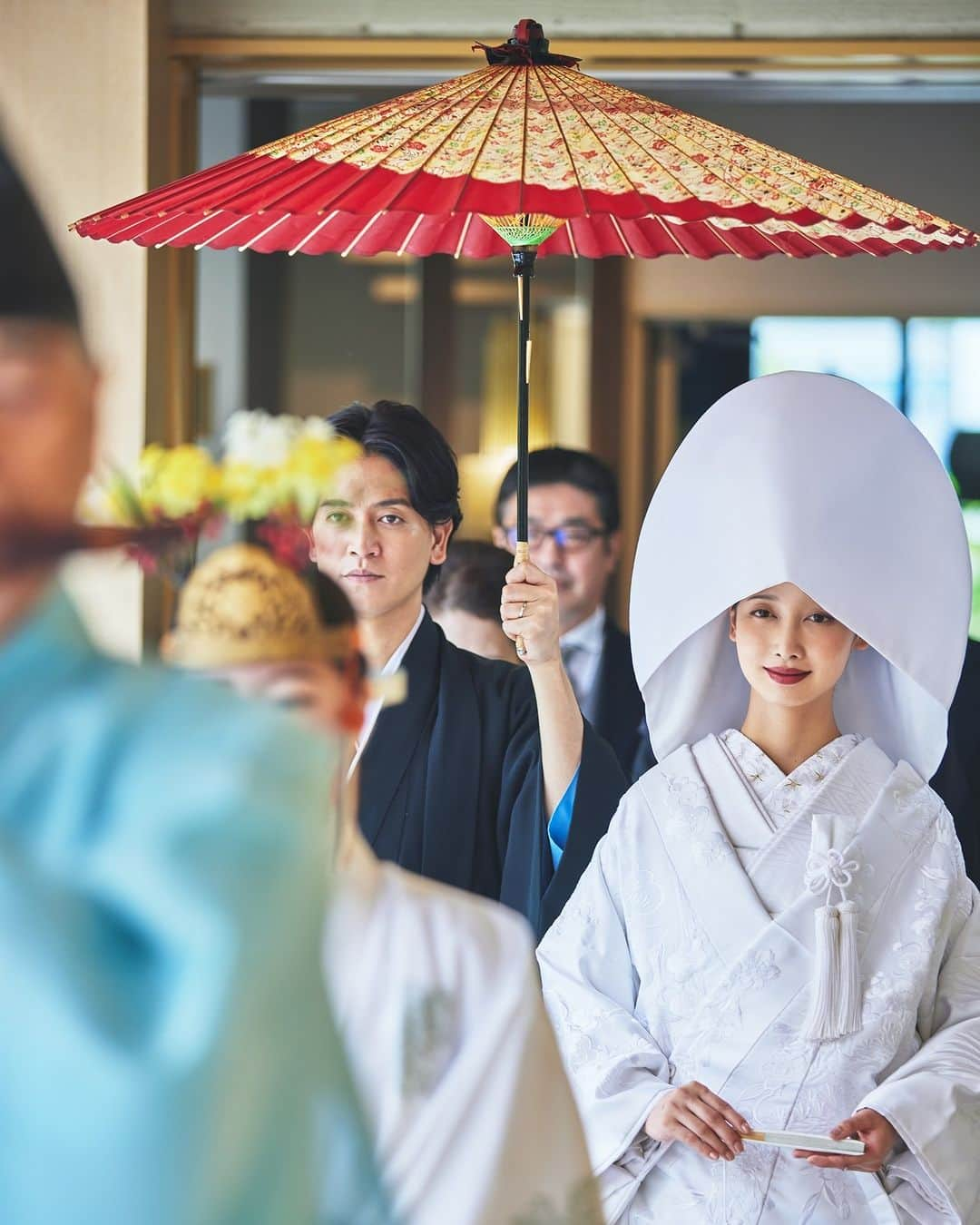 八雲迎賓館 【結婚式 パーティ 記念日 人生儀礼】福井さんのインスタグラム写真 - (八雲迎賓館 【結婚式 パーティ 記念日 人生儀礼】福井Instagram)「【神前式】 八雲迎賓館で叶う挙式スタイル、〈神前式〉の由来やルーツをご紹介します。  昔から日本人は自然や神様を大切にする「神道信仰」が深く、結婚も神聖な出来事とされていました。 神前式の初めとなったのは1900年（明治33 年）、当時の皇太子殿下の御婚礼が宮中で初めてご神前で行われたと言われています。  当時の結婚式のほとんどが家庭で行われており（人前式）、 更には西洋化の流れの中で行ったご神前での結婚式は「日本人らしく」という気運が高まる画期的な出来事として人々に感動を与え、全国への神社へと普及し、神前式が日本の結婚式の代表的なスタイルとなっていきました。  是非、八雲迎賓館での神聖な雰囲気を感じてみてください。 皆様のご来館を心よりお待ちしております。  place： @yakumogeihinkan staff： @yakumogeihinkan_staff photo： @yakumo_photolinx dress： @modecollectionmiwa  ___  #八雲迎賓館 #anniversary #少人数婚 #晩餐会 #Heavensflow #人前式 #ウェディングドレス #ウェディング #テーブル装花 #テーブルコーディネート #アットホームな結婚式 #結婚式レポ #八雲の花嫁 #福井結婚式#結婚式 #福井#福井市#福井県 #fukui #福井結婚式場 #福井市結婚式場 #新郎新婦 #夫婦 #おしゃれ花嫁 #全国のプレ花嫁さんと繋がりたい #プレ花嫁さんと繋がりたい #お色直し」11月13日 19時00分 - yakumogeihinkan