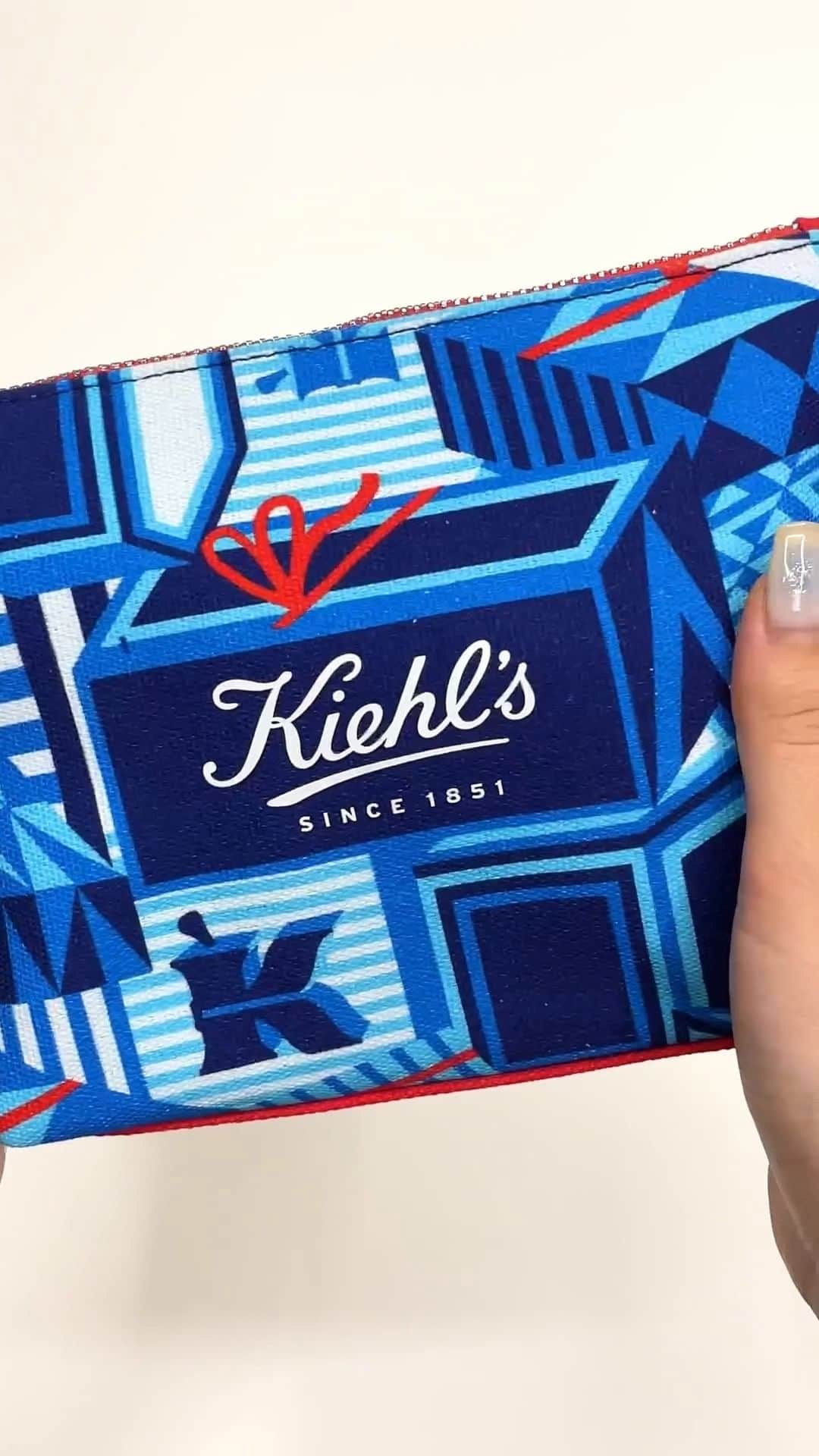 キールズ Kiehl's Japanのインスタグラム：「#キールズ では、ホリデイ限定エディションを含む12,100円(税込)以上ご購入で、ホリデイポーチをプレゼント中！🎁冬らしくクールな青のポーチに、“青色”の入っているキールズ製品を入れてみました💙 お気に入りの製品が出てきたらコメントしてね😉化粧水も入る、大容量のホリデイ限定ポーチを今すぐチェック！🎄 ※ポーチのカラーをお選びいただけるのは、キールズストアでのご購入のみとなります。 @kiehlsjp #Kiehls #スキンケア #キールズホリデイ2023」