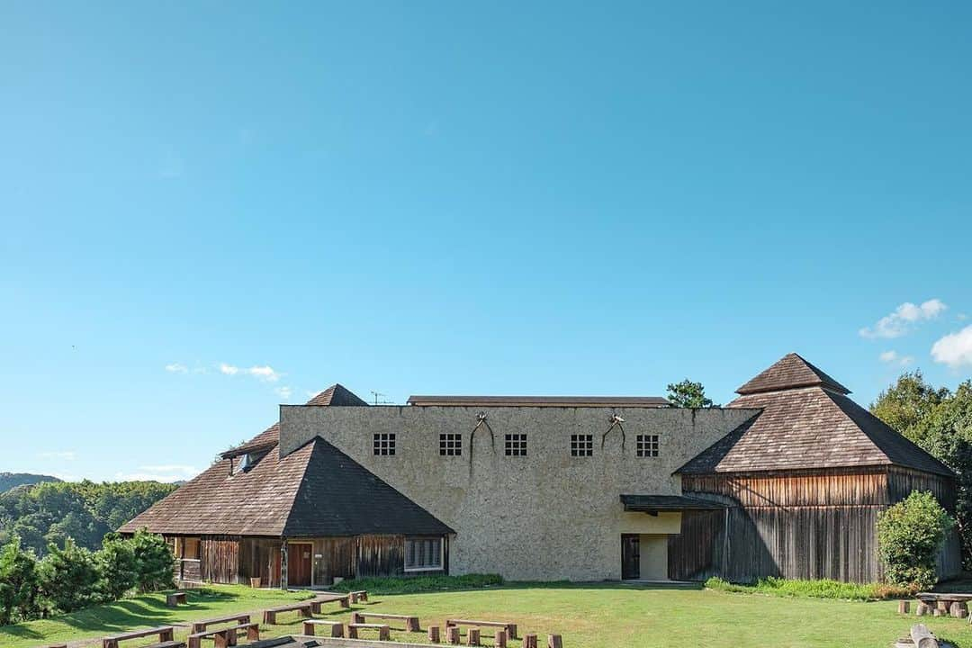 甲斐みのりのインスタグラム：「・ Casa BRUTUS Web連載 〜甲斐みのりの建築半日散歩〜  【静岡県・浜松市】 藤森照信が手がけた〈秋野不矩美術館〉と、 天竜地区を歩く。  静岡県浜松市天竜区の二俣町は、古くから交通の要衝として栄えた土地。明治時代には、旅籠宿や料理屋が建ち並んでいたという。登録有形文化財の〈本田宗一郎ものづくり伝承館〉や〈天竜二俣駅〉、味わいのある洋館や看板建築と、建築的な見どころもあまた。今回は、建築家・藤森照信が手がけた〈浜松市秋野不矩（ふく）美術館〉を中心に、浜松の建築を巡りました。  ※記事はタグ付けリンク先よりご覧下さい  写真：鍵岡龍門  #casabrutus  #甲斐みのりの建築半日散歩  #浜松市」