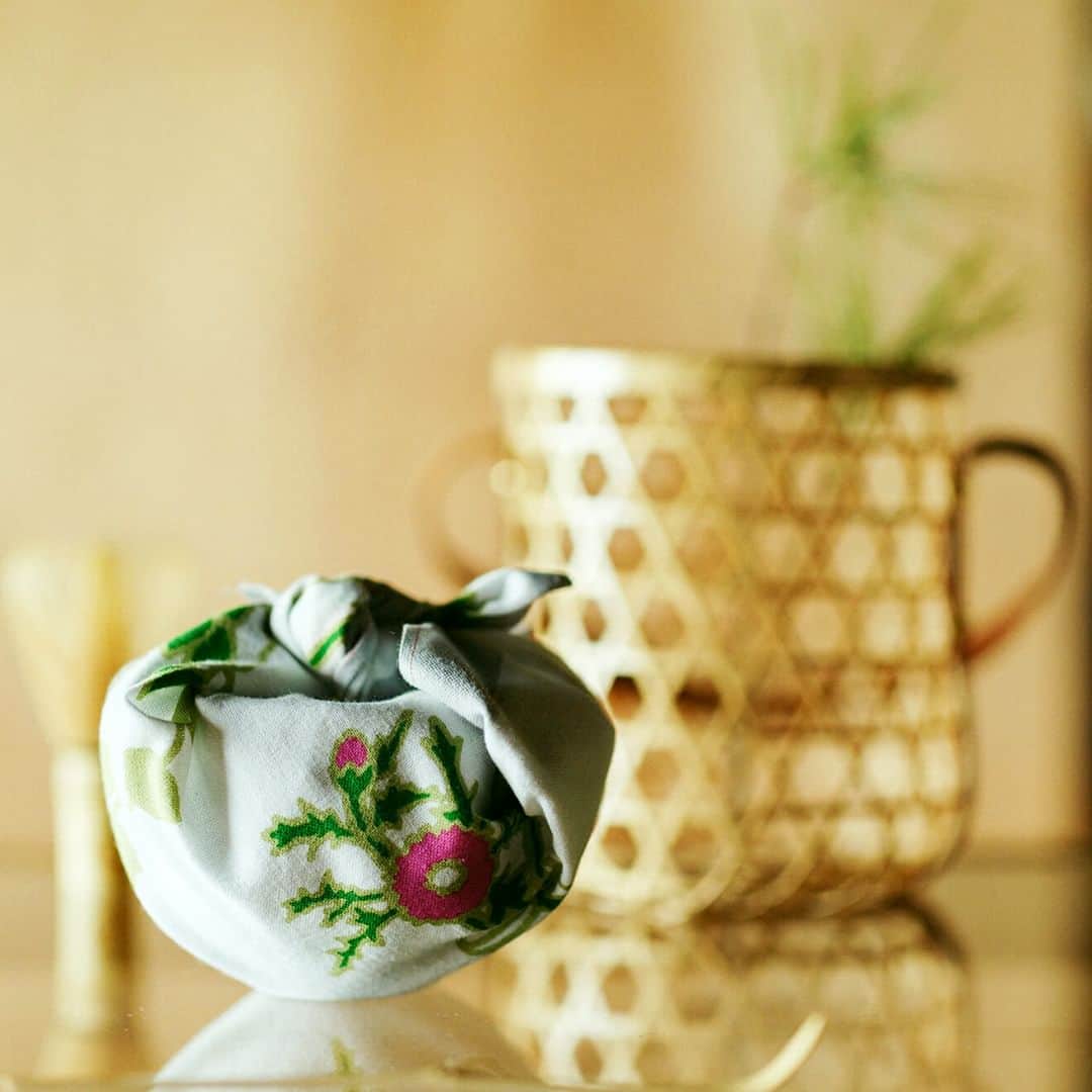 SOU・SOUさんのインスタグラム写真 - (SOU・SOUInstagram)「『茶花』　令和５年  茶花は　茶室の床に飾る花 千利休による 「花は野にあるように」という 教えから　山野に自生している 花を　生けることが多い 満開のものではなく つぼみや　もうすぐ開くものを選び 時の　移ろいや　風情を表わし お茶の席を　彩ります (脇阪　克二)  Chabana / Tea Flowers (2023, by Katsuji Wakisaka) Tea flowers are flowers that decorate the "tokonoma (alcove)" of a Japanese tea room. From the teachings of Sen no Rikyu, "let the flowers live the way as they are living in the wild spaces", it is common to arrange flowers that grow in the wild. Instead of choosing those in full bloom, buds and flowering ones are picked, coloring the ceremony space with the passage of time and a special mood. | English translation by Lala Fu |   茶花 (2023, 脇阪克二) 茶花是裝飾於茶室床之間的花卉 由於千利休曾說過 「讓花有如生長於自然山野間」 因此茶道插花多使用在山林中的野生花朵 並且非盛開狀態 而是選擇含苞或即將綻放的花朵 藉此表現時間的流逝和季節風情 也為茶席增添了色彩 | 中譯 : 莊 幃婷 |  →こちらのテキスタイルデザイン商品 (Textile products with this pattern)  #sousou #sousoukyoto #design #textile #脇阪克二 #テキスタイル #京都 #kyoto #伝統工芸 #日本 #京都で暮らす #暮らしを楽しむ #日々の暮らし #手ぬぐい #靴下 #足袋 #茶花」11月13日 19時00分 - sousoukyoto