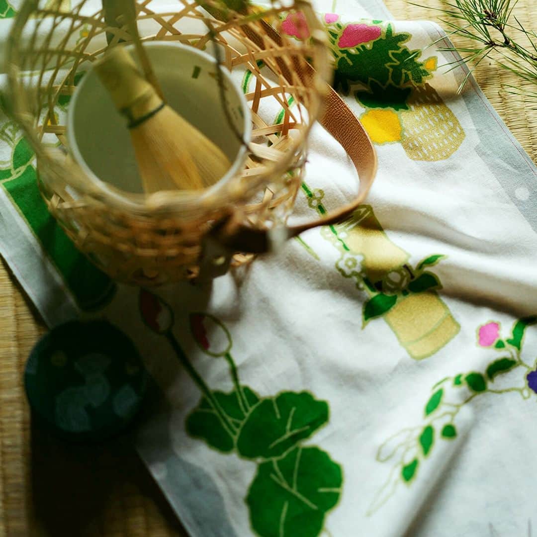 SOU・SOUさんのインスタグラム写真 - (SOU・SOUInstagram)「『茶花』　令和５年  茶花は　茶室の床に飾る花 千利休による 「花は野にあるように」という 教えから　山野に自生している 花を　生けることが多い 満開のものではなく つぼみや　もうすぐ開くものを選び 時の　移ろいや　風情を表わし お茶の席を　彩ります (脇阪　克二)  Chabana / Tea Flowers (2023, by Katsuji Wakisaka) Tea flowers are flowers that decorate the "tokonoma (alcove)" of a Japanese tea room. From the teachings of Sen no Rikyu, "let the flowers live the way as they are living in the wild spaces", it is common to arrange flowers that grow in the wild. Instead of choosing those in full bloom, buds and flowering ones are picked, coloring the ceremony space with the passage of time and a special mood. | English translation by Lala Fu |   茶花 (2023, 脇阪克二) 茶花是裝飾於茶室床之間的花卉 由於千利休曾說過 「讓花有如生長於自然山野間」 因此茶道插花多使用在山林中的野生花朵 並且非盛開狀態 而是選擇含苞或即將綻放的花朵 藉此表現時間的流逝和季節風情 也為茶席增添了色彩 | 中譯 : 莊 幃婷 |  →こちらのテキスタイルデザイン商品 (Textile products with this pattern)  #sousou #sousoukyoto #design #textile #脇阪克二 #テキスタイル #京都 #kyoto #伝統工芸 #日本 #京都で暮らす #暮らしを楽しむ #日々の暮らし #手ぬぐい #靴下 #足袋 #茶花」11月13日 19時00分 - sousoukyoto