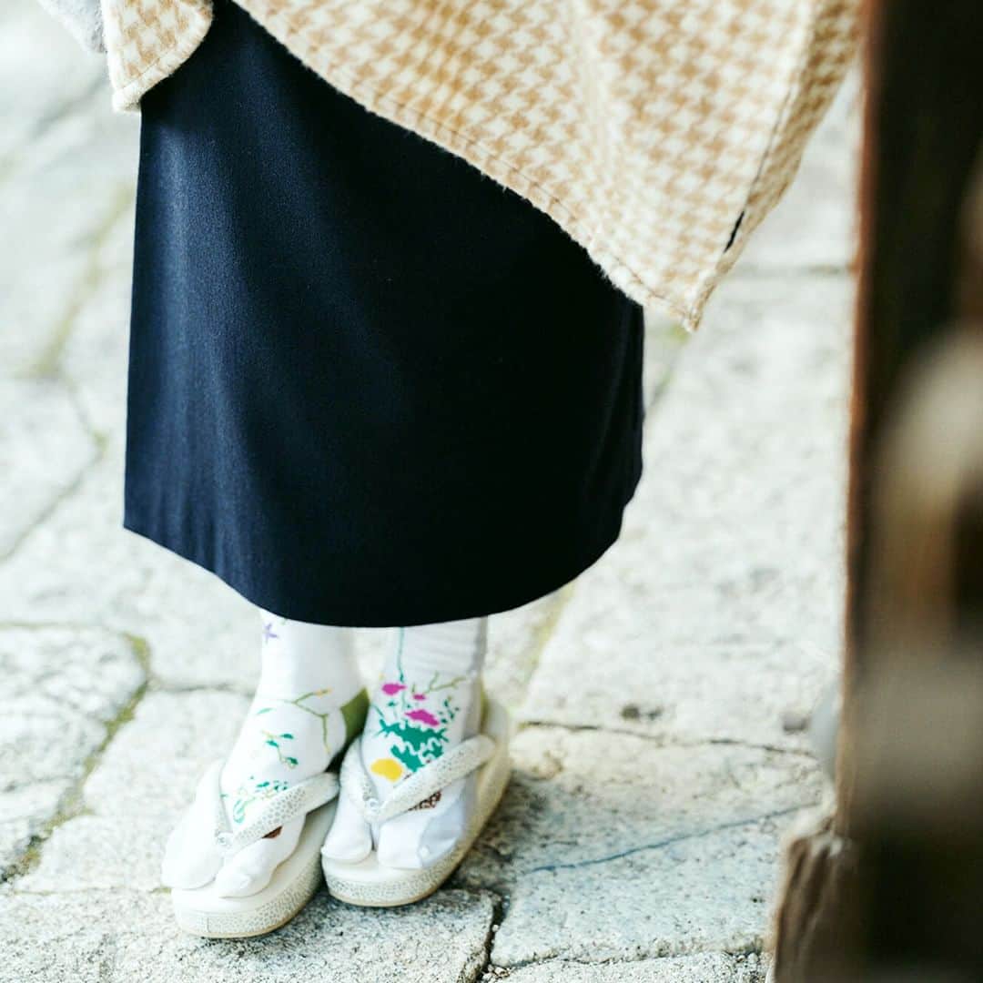 SOU・SOUさんのインスタグラム写真 - (SOU・SOUInstagram)「『茶花』　令和５年  茶花は　茶室の床に飾る花 千利休による 「花は野にあるように」という 教えから　山野に自生している 花を　生けることが多い 満開のものではなく つぼみや　もうすぐ開くものを選び 時の　移ろいや　風情を表わし お茶の席を　彩ります (脇阪　克二)  Chabana / Tea Flowers (2023, by Katsuji Wakisaka) Tea flowers are flowers that decorate the "tokonoma (alcove)" of a Japanese tea room. From the teachings of Sen no Rikyu, "let the flowers live the way as they are living in the wild spaces", it is common to arrange flowers that grow in the wild. Instead of choosing those in full bloom, buds and flowering ones are picked, coloring the ceremony space with the passage of time and a special mood. | English translation by Lala Fu |   茶花 (2023, 脇阪克二) 茶花是裝飾於茶室床之間的花卉 由於千利休曾說過 「讓花有如生長於自然山野間」 因此茶道插花多使用在山林中的野生花朵 並且非盛開狀態 而是選擇含苞或即將綻放的花朵 藉此表現時間的流逝和季節風情 也為茶席增添了色彩 | 中譯 : 莊 幃婷 |  →こちらのテキスタイルデザイン商品 (Textile products with this pattern)  #sousou #sousoukyoto #design #textile #脇阪克二 #テキスタイル #京都 #kyoto #伝統工芸 #日本 #京都で暮らす #暮らしを楽しむ #日々の暮らし #手ぬぐい #靴下 #足袋 #茶花」11月13日 19時00分 - sousoukyoto