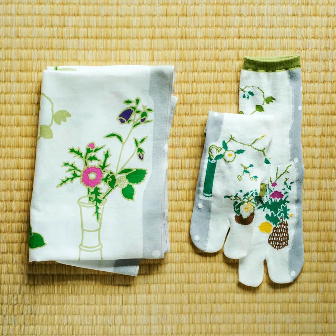 SOU・SOUさんのインスタグラム写真 - (SOU・SOUInstagram)「『茶花』　令和５年  茶花は　茶室の床に飾る花 千利休による 「花は野にあるように」という 教えから　山野に自生している 花を　生けることが多い 満開のものではなく つぼみや　もうすぐ開くものを選び 時の　移ろいや　風情を表わし お茶の席を　彩ります (脇阪　克二)  Chabana / Tea Flowers (2023, by Katsuji Wakisaka) Tea flowers are flowers that decorate the "tokonoma (alcove)" of a Japanese tea room. From the teachings of Sen no Rikyu, "let the flowers live the way as they are living in the wild spaces", it is common to arrange flowers that grow in the wild. Instead of choosing those in full bloom, buds and flowering ones are picked, coloring the ceremony space with the passage of time and a special mood. | English translation by Lala Fu |   茶花 (2023, 脇阪克二) 茶花是裝飾於茶室床之間的花卉 由於千利休曾說過 「讓花有如生長於自然山野間」 因此茶道插花多使用在山林中的野生花朵 並且非盛開狀態 而是選擇含苞或即將綻放的花朵 藉此表現時間的流逝和季節風情 也為茶席增添了色彩 | 中譯 : 莊 幃婷 |  →こちらのテキスタイルデザイン商品 (Textile products with this pattern)  #sousou #sousoukyoto #design #textile #脇阪克二 #テキスタイル #京都 #kyoto #伝統工芸 #日本 #京都で暮らす #暮らしを楽しむ #日々の暮らし #手ぬぐい #靴下 #足袋 #茶花」11月13日 19時00分 - sousoukyoto