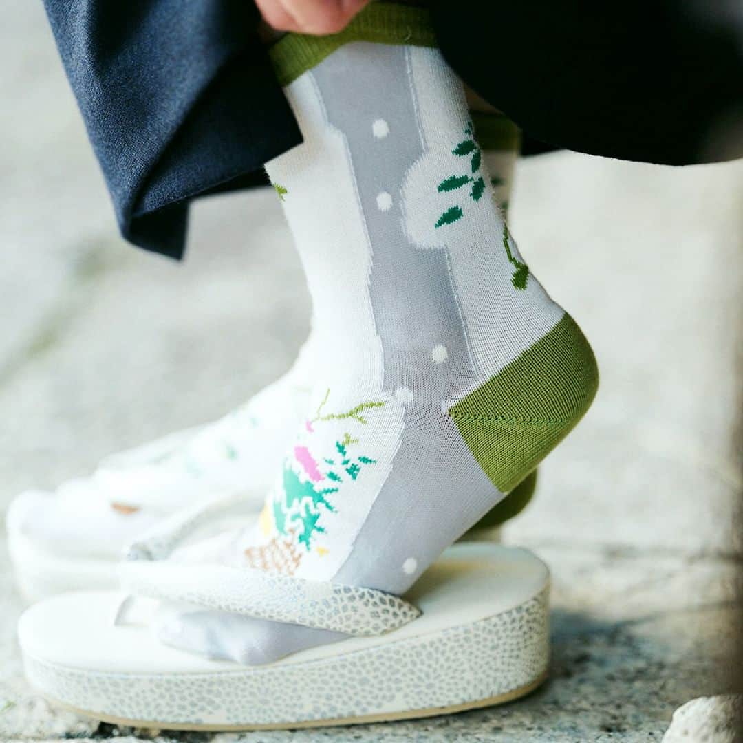 SOU・SOUさんのインスタグラム写真 - (SOU・SOUInstagram)「『茶花』　令和５年  茶花は　茶室の床に飾る花 千利休による 「花は野にあるように」という 教えから　山野に自生している 花を　生けることが多い 満開のものではなく つぼみや　もうすぐ開くものを選び 時の　移ろいや　風情を表わし お茶の席を　彩ります (脇阪　克二)  Chabana / Tea Flowers (2023, by Katsuji Wakisaka) Tea flowers are flowers that decorate the "tokonoma (alcove)" of a Japanese tea room. From the teachings of Sen no Rikyu, "let the flowers live the way as they are living in the wild spaces", it is common to arrange flowers that grow in the wild. Instead of choosing those in full bloom, buds and flowering ones are picked, coloring the ceremony space with the passage of time and a special mood. | English translation by Lala Fu |   茶花 (2023, 脇阪克二) 茶花是裝飾於茶室床之間的花卉 由於千利休曾說過 「讓花有如生長於自然山野間」 因此茶道插花多使用在山林中的野生花朵 並且非盛開狀態 而是選擇含苞或即將綻放的花朵 藉此表現時間的流逝和季節風情 也為茶席增添了色彩 | 中譯 : 莊 幃婷 |  →こちらのテキスタイルデザイン商品 (Textile products with this pattern)  #sousou #sousoukyoto #design #textile #脇阪克二 #テキスタイル #京都 #kyoto #伝統工芸 #日本 #京都で暮らす #暮らしを楽しむ #日々の暮らし #手ぬぐい #靴下 #足袋 #茶花」11月13日 19時00分 - sousoukyoto