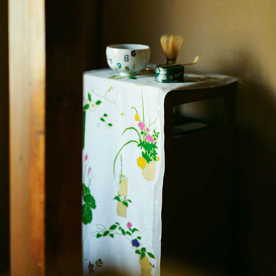 SOU・SOUのインスタグラム：「『茶花』　令和５年  茶花は　茶室の床に飾る花 千利休による 「花は野にあるように」という 教えから　山野に自生している 花を　生けることが多い 満開のものではなく つぼみや　もうすぐ開くものを選び 時の　移ろいや　風情を表わし お茶の席を　彩ります (脇阪　克二)  Chabana / Tea Flowers (2023, by Katsuji Wakisaka) Tea flowers are flowers that decorate the "tokonoma (alcove)" of a Japanese tea room. From the teachings of Sen no Rikyu, "let the flowers live the way as they are living in the wild spaces", it is common to arrange flowers that grow in the wild. Instead of choosing those in full bloom, buds and flowering ones are picked, coloring the ceremony space with the passage of time and a special mood. | English translation by Lala Fu |   茶花 (2023, 脇阪克二) 茶花是裝飾於茶室床之間的花卉 由於千利休曾說過 「讓花有如生長於自然山野間」 因此茶道插花多使用在山林中的野生花朵 並且非盛開狀態 而是選擇含苞或即將綻放的花朵 藉此表現時間的流逝和季節風情 也為茶席增添了色彩 | 中譯 : 莊 幃婷 |  →こちらのテキスタイルデザイン商品 (Textile products with this pattern)  #sousou #sousoukyoto #design #textile #脇阪克二 #テキスタイル #京都 #kyoto #伝統工芸 #日本 #京都で暮らす #暮らしを楽しむ #日々の暮らし #手ぬぐい #靴下 #足袋 #茶花」
