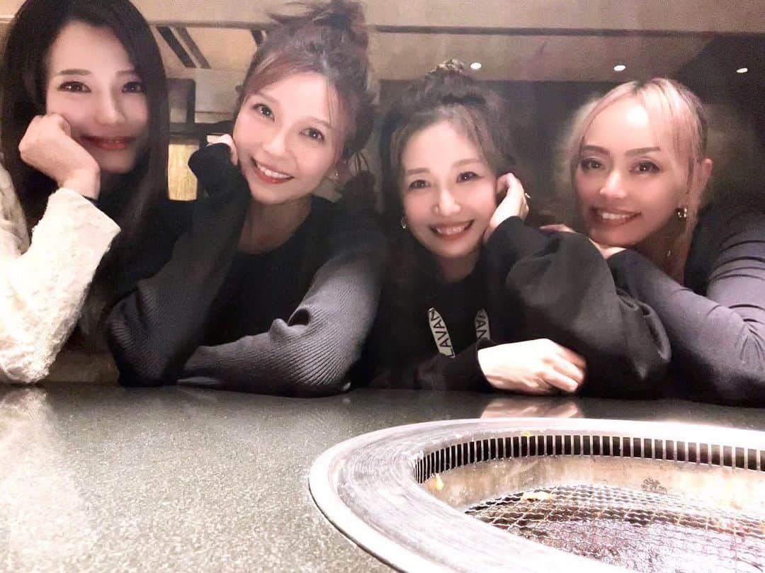 宇野実彩子のインスタグラム：「. Team UNOの強め女子(昭和会w)集合!!  2枚目、盛れてないけど 全力ポーズな4人が愛おしい♡笑  #パルラブ ツアー残すは、 ホールファイナル京都＆大晦日東京体育館‼️  全力でお待ちしてますっ🎪🌈」