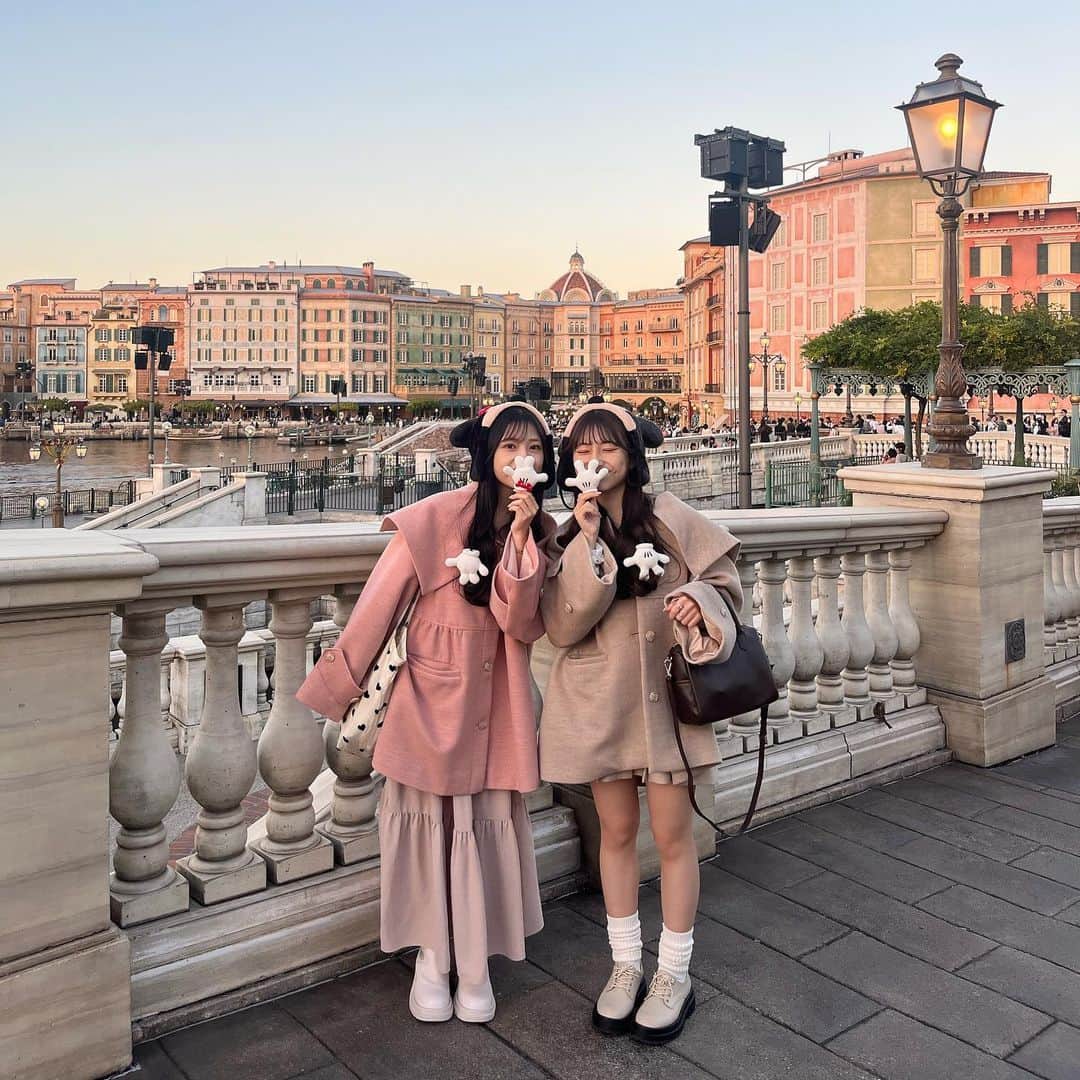 のインスタグラム：「︴𝑚𝑖𝑐𝑘𝑒𝑦 𝑎𝑛𝑑 𝑚𝑖𝑛𝑛𝑖𝑒 , 𝑑𝑖𝑠𝑛𝑒𝑦 𝑐𝑜𝑜𝑟𝑑𝑖𝑛𝑎𝑡𝑒 .  お空が綺麗な時間(՞ . .՞)🤍 シーのここで撮る写真後ろに映る景色がすごい好きなの .. ♡  ひとりで着ても可愛いけど2色並ぶと余計に可愛い💆🏻‍♀️ 新作着てディズニーはこれからも恒例になりそうだね ~  🏷 outer : umm.claïr skirt : umm.claïr bag shopnikoniko boots : nice claup  . . .  #tokyodisneysea #disneysea #disney #ディズニーシー #クリスマスディズニー #ディズニーフォトスポット #秋コーデ #冬コーデ #低身長コーデ #ミニーコーデ #ピンクコーデ #シミラールックディズニー #ディズニーカチューシャ #umm #ummclair #ummclaïr #ウム #ウムクレール #モテコーデ #淡色コーデ #淡色」