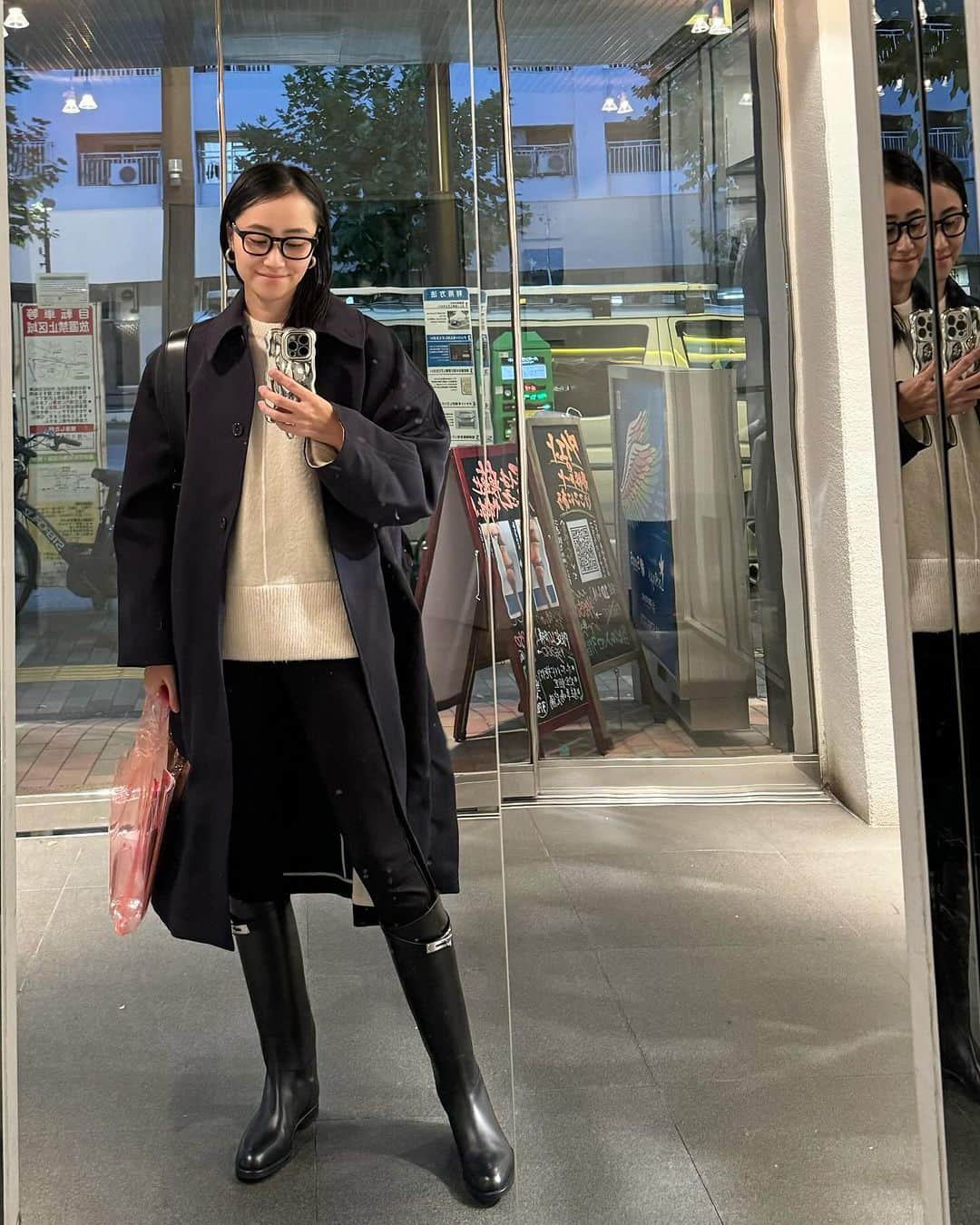 Rienaのインスタグラム：「展示会の後は、 脱毛をしに...  15年前くらいにやった全身脱毛！ 最近ちょこちょこ気になる箇所も出てきたので！  初めてのクリニックだったので、 また続けてよかったら紹介します🫶🏻  いよいよ寒くなって来て 冬が始まった感じですね✨  一番秋が好きだけど🤭  寒くなるなら早くなれーと思いながら 一気に寒くなるとそれはそれで...🥴  @newans.official  のコートはよくお友達にどこの？と聞かれるの！コーデしやすいし、袖を折り返すと白地が見えて可愛いんだけ！  もうヒートテック始めました🙃  #Riena#私服#newans#HERMES#zara#エルメスブーツ」