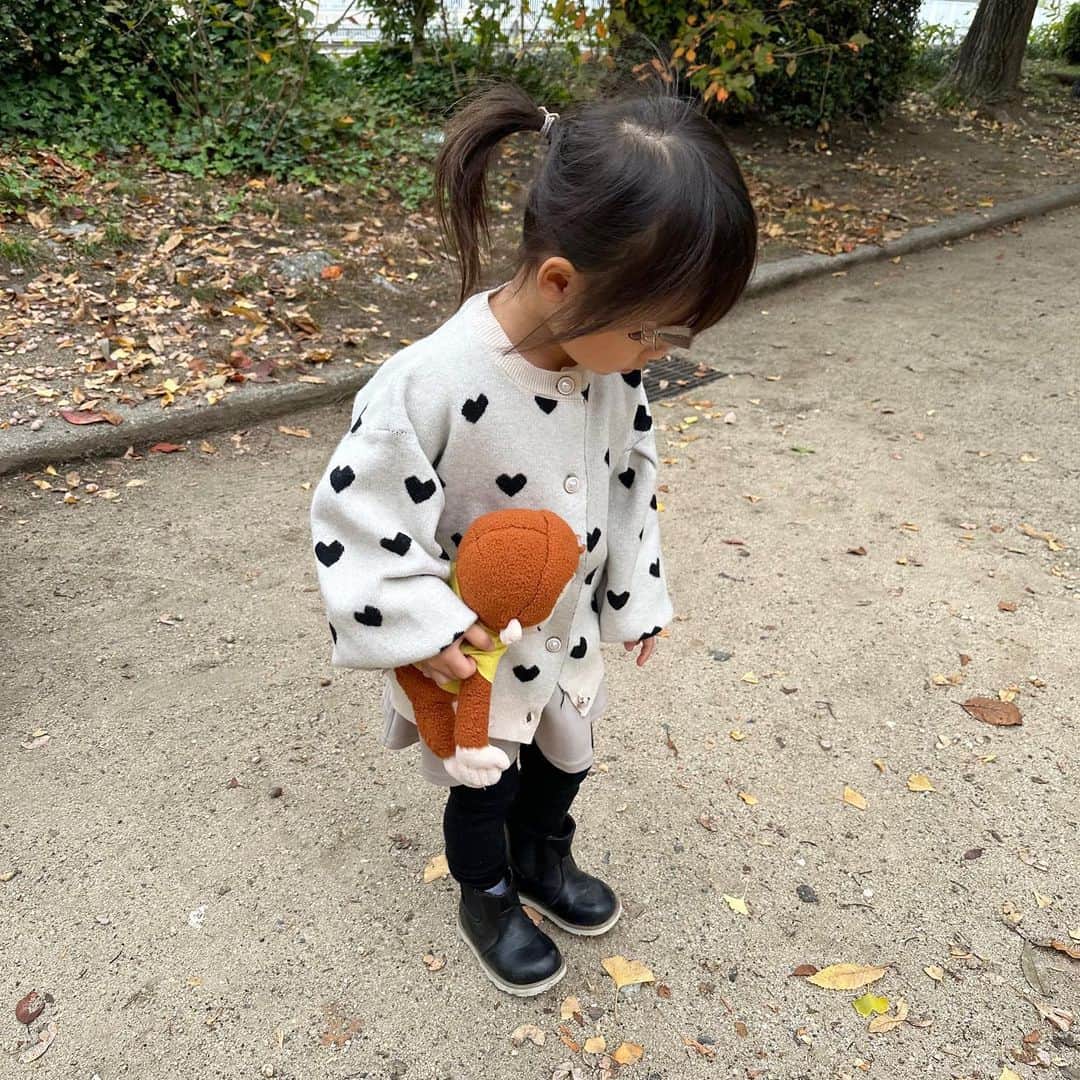 marikoのインスタグラム：「＊ . 最近子供服はSHEINで買う事が多い♡♡ このカーディガンも可愛すぎん？🥺 @shein_japan   ハートカーディガン (19585328) ストライプカーディガン (21689939)  SHEIN's Black Friday Saleが11月26日まで やってるよー𖤐ˊ˗  クーポンコード⇝︎BFJP371 12月まで有効  . ＊ #ootd#outfit#子供服##SHEINblackfriday #SHEINGoodFinds#SHEINforAll#loveshein#ad #saveinstyle#DazyHyunA」