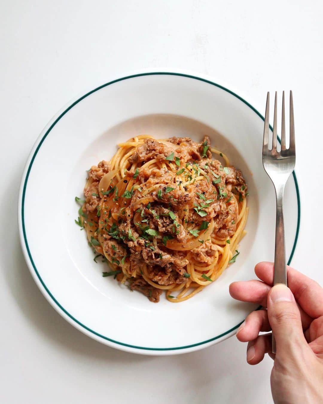 のインスタグラム：「🍝 牛肉と玉ねぎのデミ風パスタ。 これナポリタンの姉妹レシピみたいな気分で作ったのですが、簡単なのにかなりイケてるおうちパスタに仕上がりました🐮 ⁡ 炒めた牛バラと玉ねぎに合わせるのは冷蔵庫にある調味料たちを組み合わせた簡易デミグラス風ソース。これがめちゃくちゃ旨い... ⁡ あまりパスタでは登場しない味付けなので、レパートリーに加えておくときっと役立ちます🤫 ⁡ ——————————— ⁡ ▹レシピ本 初著書「おうちで本格！BINANPASTA流 映えうまパスタレシピ」(宝島社)が11/17に発売決定📙ハイライトの【🎁レシピ本】にリンクあります。 ⁡ ——————————— ⁡ ✱ 今日のパスタ 『牛肉と玉ねぎのデミ風パスタ』 ⁡ ⋈ 材料(1人前) パスタ　80g 牛バラ　80g 玉ねぎ（薄切り）1/4個 バター　10g ☆ケチャップ　大さじ1 ☆中濃ソース　大さじ1/2 ☆醤油　小さじ1/2 イタリアンパセリ　適量 ブラックペッパー　適量 塩　適量 ⁡ ⋈ 作り方 1. 沸騰したお湯の中に塩を入れてパスタを茹で始めます。 2. フライパンにバターを入れて玉ねぎを炒めます。 3. 玉ねぎがしんなりしてきたら牛バラを加えてさらに炒めます。 4. お肉の色が変わったらフライパンの中身を端に寄せ、空いたスペースに☆を入れて軽く火を通してから具材と混ぜ合わせます。 5. 茹で汁（お玉1/2~1杯程度）でソースを整えます。 6. 茹で上がったパスタをフライパンに入れて素早く混ぜ合わせます。 7. お皿に盛り付けたら、仕上げにブラックペッパーとイタリアンパセリをトッピングして完成です。 ⁡ ⋈ 詳しくはHPでご紹介 https://binanpasta.com/beefoniondemiglacepasta/ *プロフィール(@binanpasta )からアクセスできます。←愛用アイテム一覧もあります。 ⁡ ✱「BINANPASTAのレシピを参考に作ったよ」という方は、ぜひ @binanpasta をタグ付けして写真を投稿してください。XやThreadsも大歓迎👏👏 ⁡ -——————————— ⁡ ▹YouTube 2チャンネルあります。チャンネル登録してね🍳 ・まかない食堂 ・BINANPASTA ⁡ ▹レシピサイト(BINANPASTA) 約700種類のパスタレシピを無料で公開しています🍝 *プロフィール(@binanpasta )からも飛べます。 ⁡ #BINANPASTA #パスタレシピ #私のおうちパスタ  ⁡ -——————————— ⁡ #パスタ #レシピ #フーディーテーブル #おうちごはん」