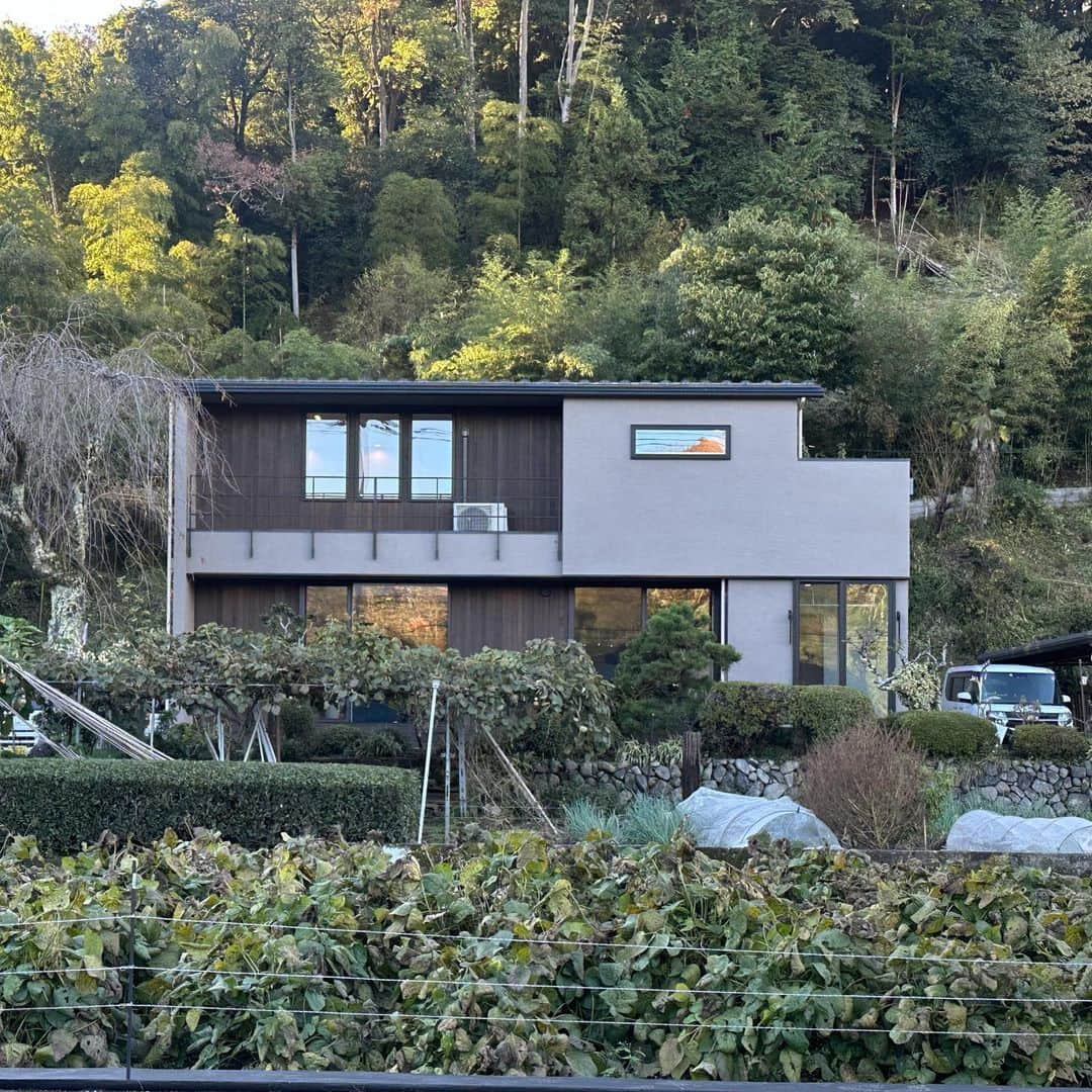 YAMATOの家のインスタグラム：「本日、小山町 柳島の家の 完成見学会が無事終了致しました。 ご来場いただいた皆様、 大切な我が家を貸してくださったオーナー様ご家族の皆様、 ステキな家を作って下さった棟梁・職人の皆様、工事にご協力いただいたご近隣・地域の皆様、 本当にありがとうございました。  次回の見学会のご予約も心よりお待ちしております。  MADE IN YAMATO ⁡ ⁡ ⁡ #YAMATO #YAMATOの家 #大和建設 #設計事務所  #家 #新築 #住宅 #自宅 #マイホーム #注文住宅 #インテリア #設計 #デザイン  #かっこいい家 #おしゃれな家 #こだわりの家 #施行事例 #web内覧会 #web見学会  #外観 #ファサード #architecture  #house #housedesign #japanesehouse #design #interior#interiordesign」