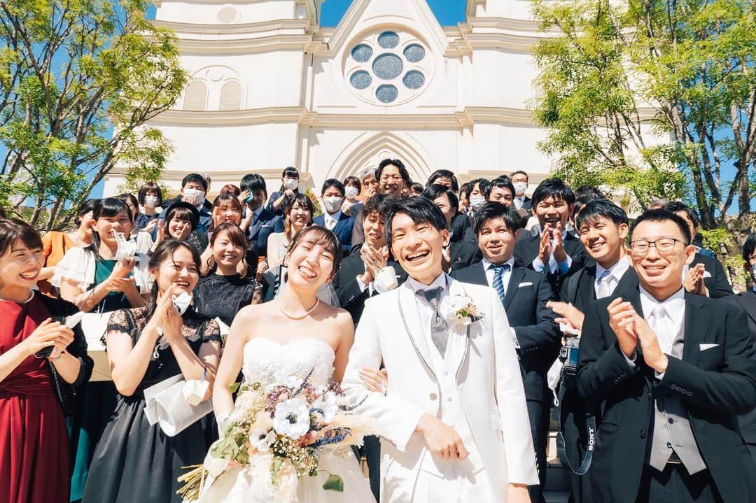 アニヴェルセル ヒルズ横浜 公式のインスタグラム：「. 大切なゲストの皆様に囲まれて 人生最良の1日を🕊️✨ . ＿＿＿＿＿＿＿＿＿＿＿＿＿＿＿＿＿＿＿＿＿  新横浜からすぐの結婚式場🕊 @anniversaire_hillsyokohama  ▫️非日常を感じるお城のような外観 ▫️ドレスが映えるロイヤルブルーの大聖堂 ▫️好みに合わせて選べる3つのパーティ会場  特別な空間で憧れの結婚式が叶います ＿＿＿＿＿＿＿＿＿＿＿＿＿＿＿＿＿＿＿＿＿  @anniversaire_hillsyokohama #アニヴェルセル #アニヴェルセルヒルズ横浜 #アニ嫁 #ガーデンウェディング #横浜結婚式場 #結婚式レポ #挙式レポ #フラワーシャワー」