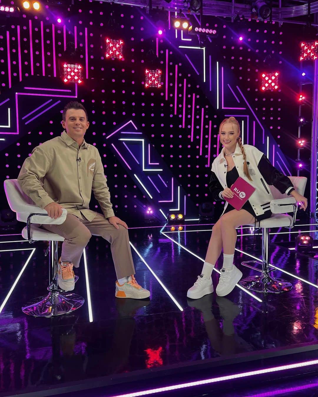 RU.TVのインスタグラム：「⭐️Звёздный Стол Заказов уже в разгаре! Скорее подключайся , ведь в гости к Ксении Акчуриной пришел Кирилл Туриченко!   😍Скорее задавай вопросы в комментариях, на самые интересные артист обязательно ответит!) И подарит свой крутейший мерч!  За стильный образ ведущей благодарим @mfshowroom и @k16.gram, а за обувь спасибо @rendezvousrussia」