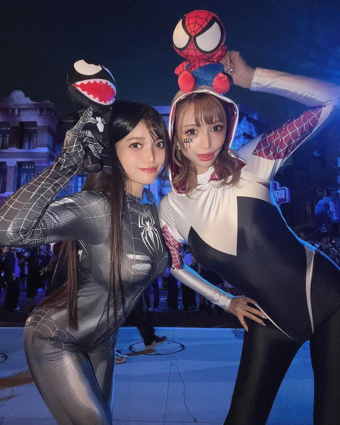 比嘉こころさんのインスタグラム写真 - (比嘉こころInstagram)「スパイダーマン併せ🌎💕  ヴェノムとグウェン🕸🕷  かえるちゃん脚長くて めちゃくちゃ似合ってたぁ🥹✨  年パス値上がりしたけど 更新した人どれくらいいる？？  結構いるなら買おうかなー🤔  #スパイダーマン #スパイダーマンコスプレ #ヴェノム #グウェン #全身タイツ #仮装 #ホラーナイト #ユニバ #ユニバハロウィン #ユニバコーデ  #フリーモデル #サロンモデル #被写体 #ポートレート #グラビア #コスプレイヤー #コスプレ #japanesegirl  #黒髪ロング  #usj #cosplayer  #spiderman」11月13日 19時07分 - cocolo_hika