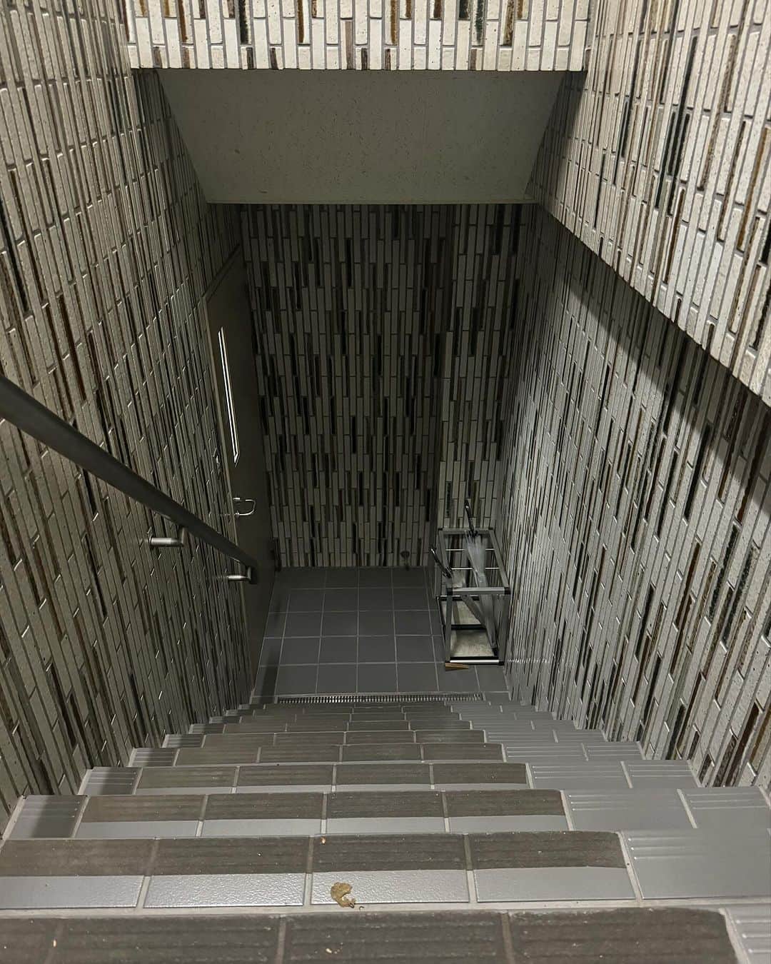 関智一さんのインスタグラム写真 - (関智一Instagram)「スタジオへ降りる階段と スタジオから帰る階段  #階段 #スタジオ」11月13日 19時07分 - sekitomokazu