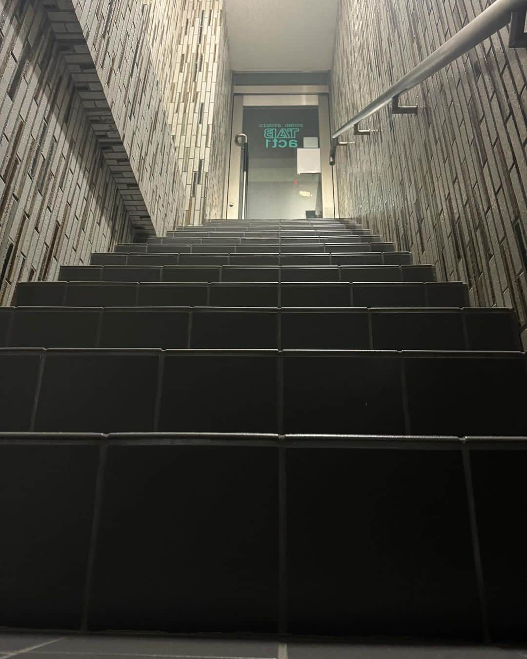 関智一さんのインスタグラム写真 - (関智一Instagram)「スタジオへ降りる階段と スタジオから帰る階段  #階段 #スタジオ」11月13日 19時07分 - sekitomokazu