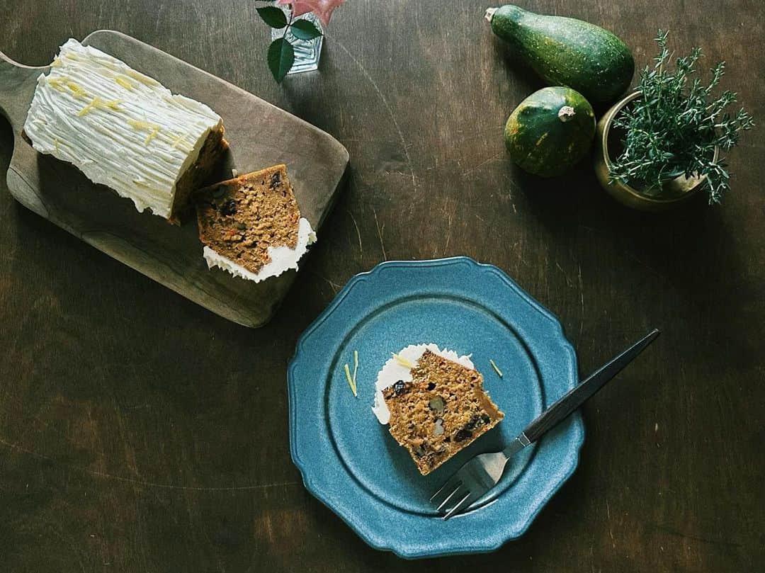 樹神さんのインスタグラム写真 - (樹神Instagram)「ピュアオリーブオイルにキャロットを少し多めに、 ヘルシーに食べたい時のキャロットケーキ。  砂糖は素焚糖、シナモンとナツメグ少し。  #carrotcake  #キャロットケーキ」11月13日 19時07分 - kotamaofficial