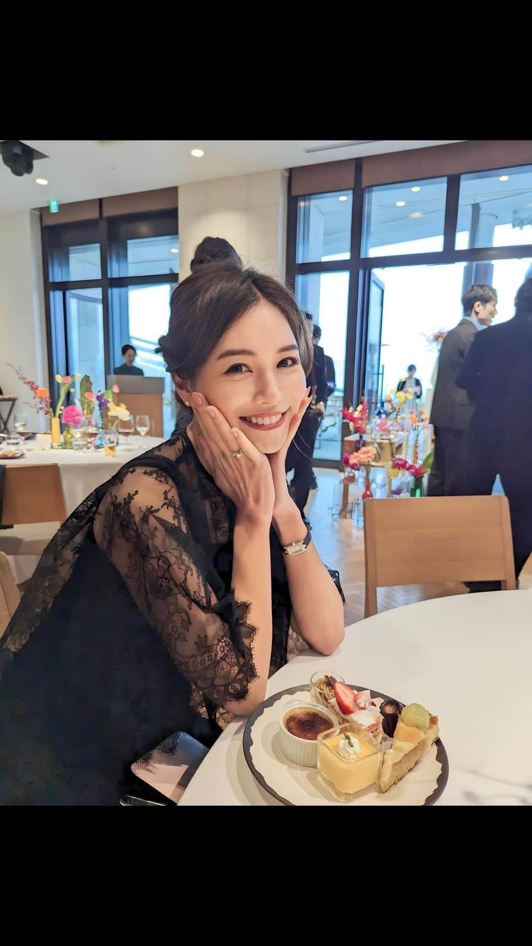 石井里奈のインスタグラム：「結婚式リール💓‪ 沢山動画があったのでまとめリールにしてみました。 本当によく泣いたな〜😂 改めておなつおめでと♥️ . 📸 @yoshlko 全部動画の中の声がおもしろすぎた😂笑 . #wedding #weddingparty #結婚式 #披露宴#ウェディング #結婚式コーデ #アンダーズ東京 #andaz #andaztokyo #結婚式レポ #挙式 #結婚」