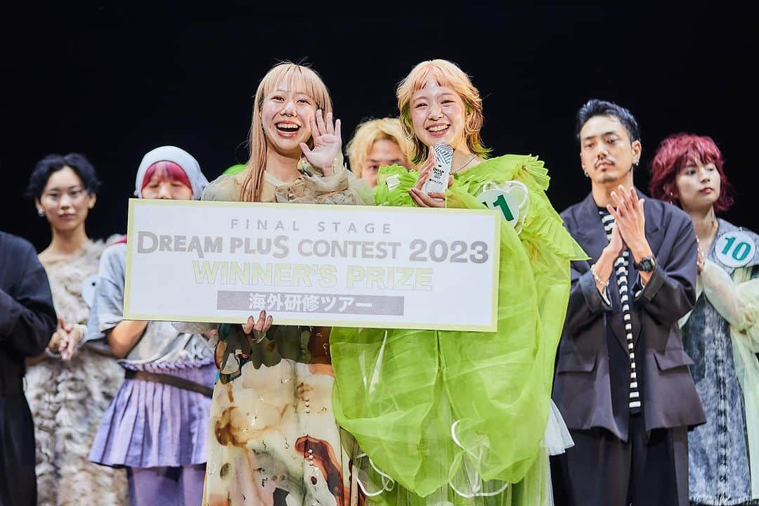 naplaさんのインスタグラム写真 - (naplaInstagram)「【DREAM PLUS2023】レポート① コンテストファイナル  大きな反響を呼んだ「ドリームプラス2023」 コンテストの結果や、観客を魅了した圧巻のステージをレポート！  ドリプラ2023の火蓋を切ったのは フォトコンテストとエリアファイナルを 勝ち抜いた16名のコンテスターによる頂上決戦。 長きに渡り開催したコンテストが遂に終結しました。  「攻めナチュラル」をテーマに 15分間の限られた時間の中で  ・どれだけヘアのクオリティが上がったか ・ヘア＆メイク＆ファッションのトータルコーディネート ・ステージ上でのテクニック＆パフォーマンス  上記の審査項目の中、 厳正なる審査の結果、見事グランプリが決定！  上位3名の方には パリコレクション2024のバックヤード体験ツアーを副賞として贈呈しました。  -—————— ドリームプラスコンテスト2024もまもなく始動！ フォトコンテストの応募は12月上旬より受付開始いたします。  こちらのアカウントで随時お知らせいたします。 最新情報をお見逃しなく💫  #ドリプラ2023 #ドリームプラス2023 #ドリームプラス #ナプラ #ヘアショー #コンテスト #ナプラ #ドリプラ2024 #日本武道館」11月13日 19時08分 - napla_official